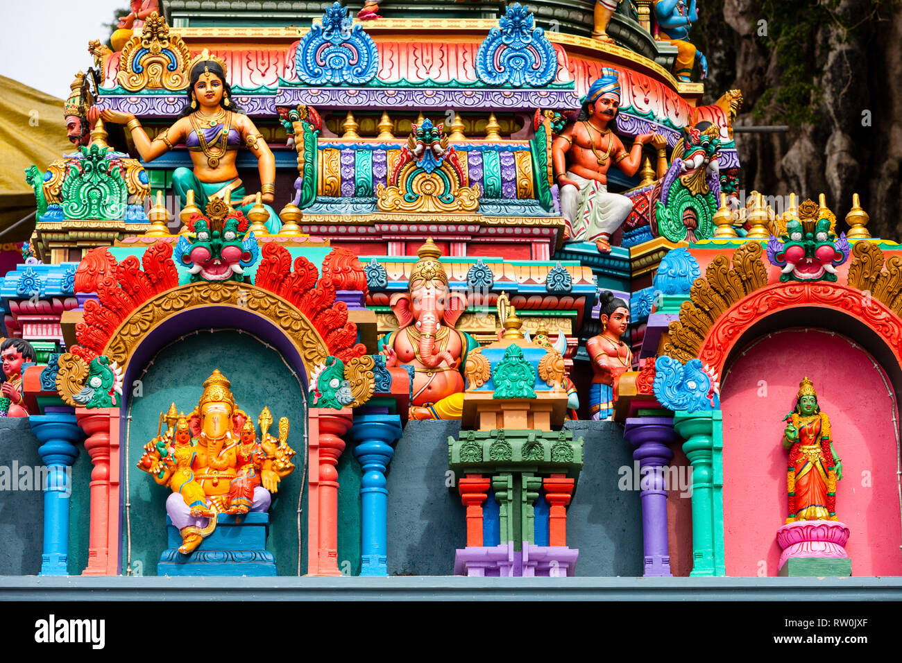 Batu Höhlen, hinduistischen Gottheiten auf Tempel am Fuß der Treppe, die zu Höhlen, Selangor, Malaysia. Stockfoto