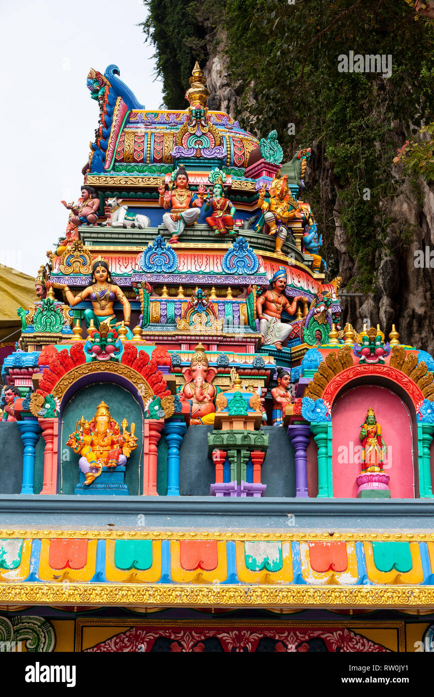 Batu Höhlen, hinduistischen Gottheiten auf Tempel am Fuß der Treppe, die zu Höhlen, Selangor, Malaysia. Stockfoto