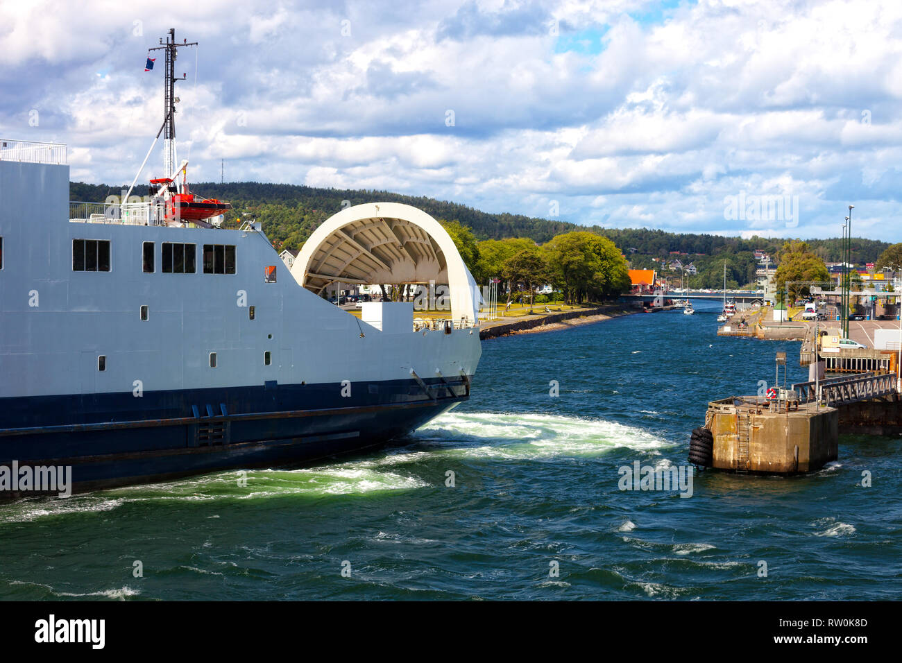 Fähre mit seiner Tür öffnen Manöver im Hafen von Moss, Norwegen. Stockfoto