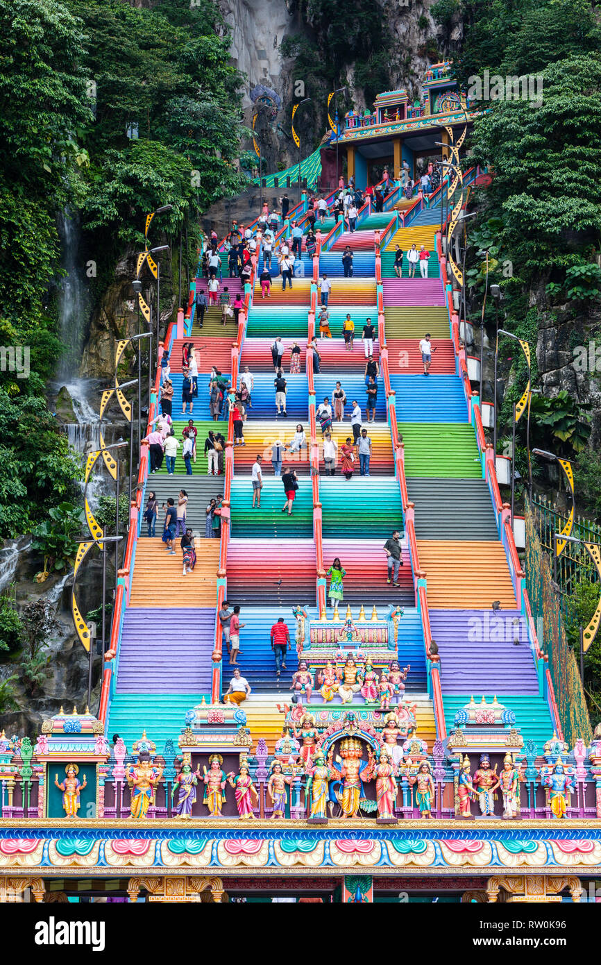 Batu Höhlen, 272 bunte Treppe zum Oberen, hinduistischen Gottheiten im Vordergrund. Selangor, Malaysia. Stockfoto