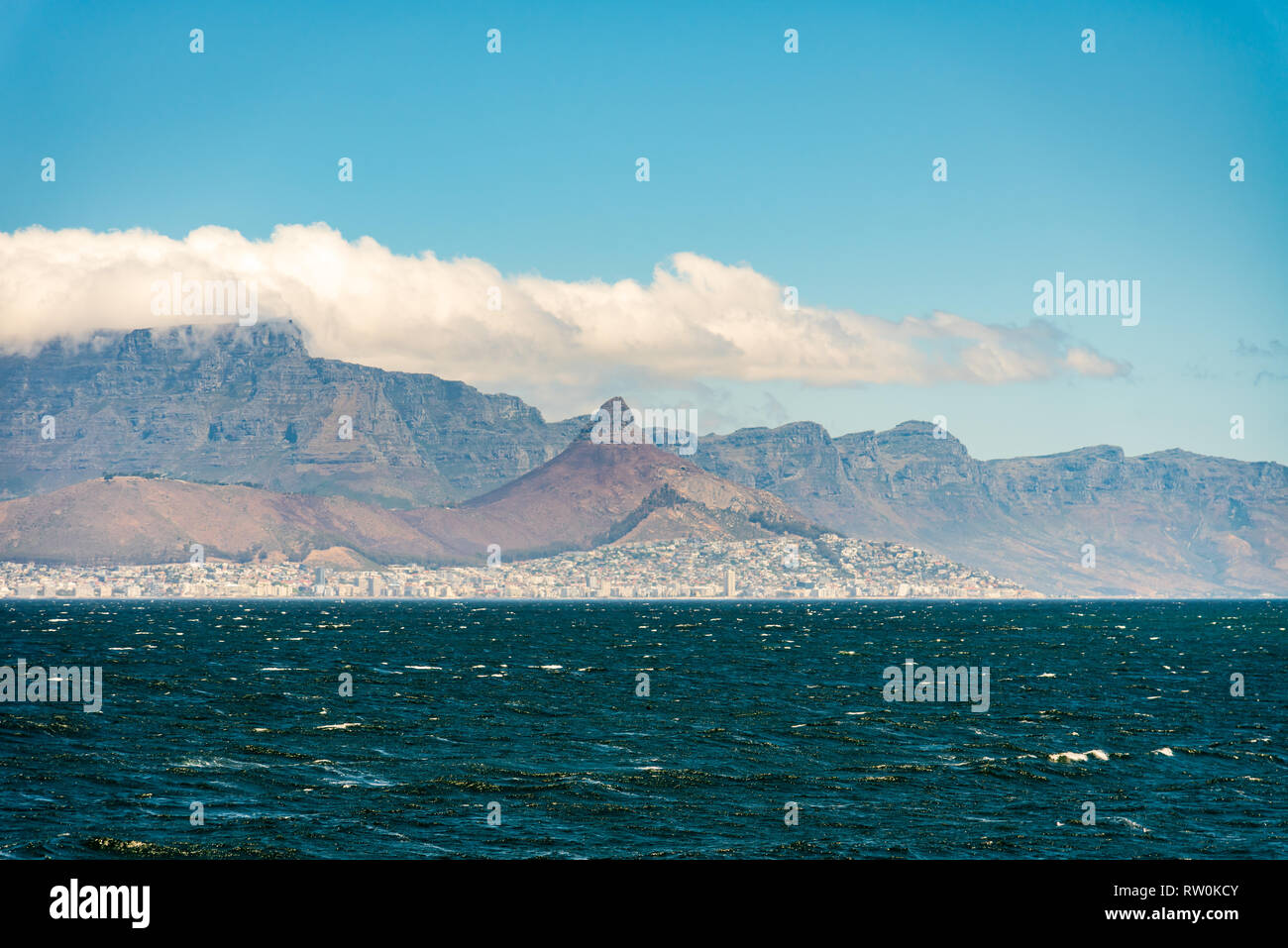 Blick auf Kapstadt und die Berge vom Boot aus der Überschrift zurück von Robben Island, Cape Town, Südafrika Stockfoto