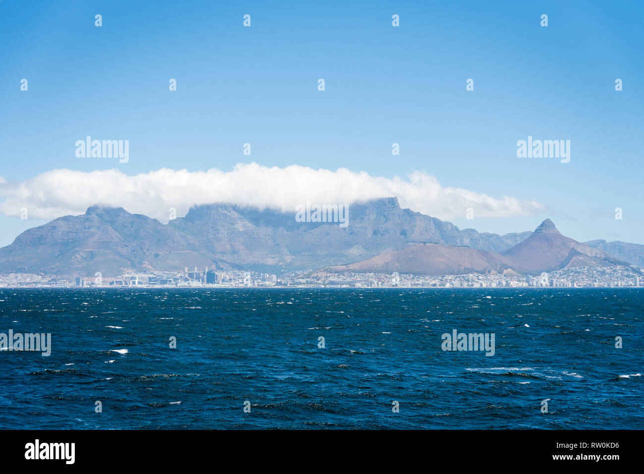 Blick auf Kapstadt und die Berge vom Boot aus der Überschrift zurück von Robben Island, Cape Town, Südafrika Stockfoto