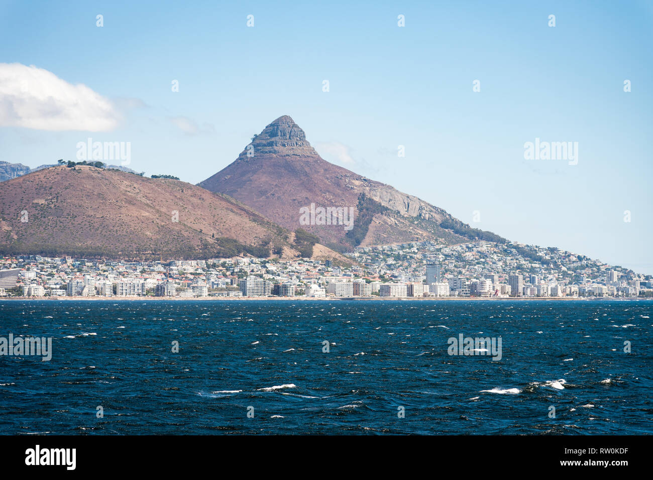 Blick auf Kapstadt und die Berge vom Boot aus der Überschrift zurück von Robben Island, Cape Town, Südafrika Stockfoto