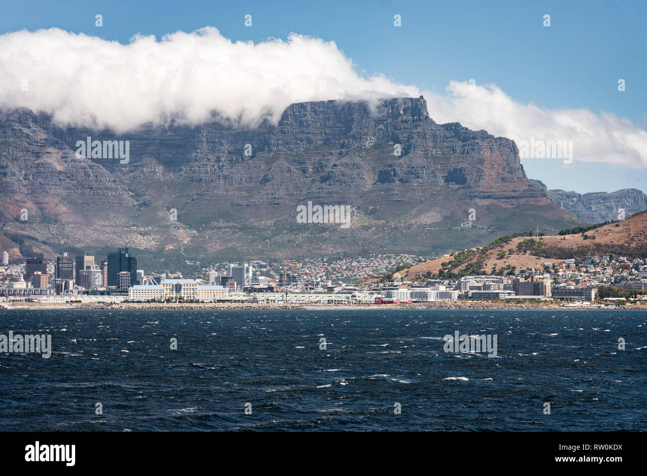 Blick auf Kapstadt und die Berge vom Boot aus der Überschrift zurück von Robben Island, Cape Town, Südafrika Stockfoto