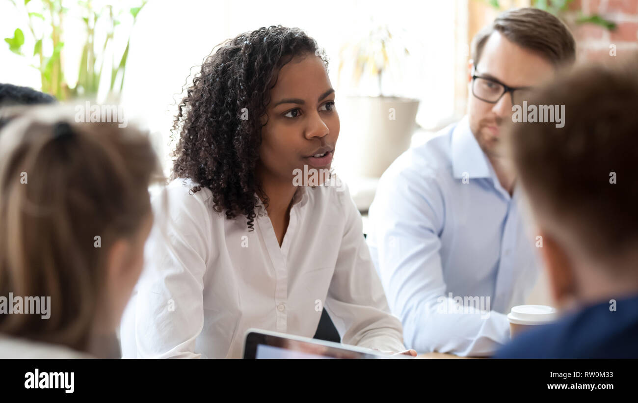 Mitglieder der Internationalen Gesellschaft versammelten sich zum Brainstorming oder Briefing Stockfoto