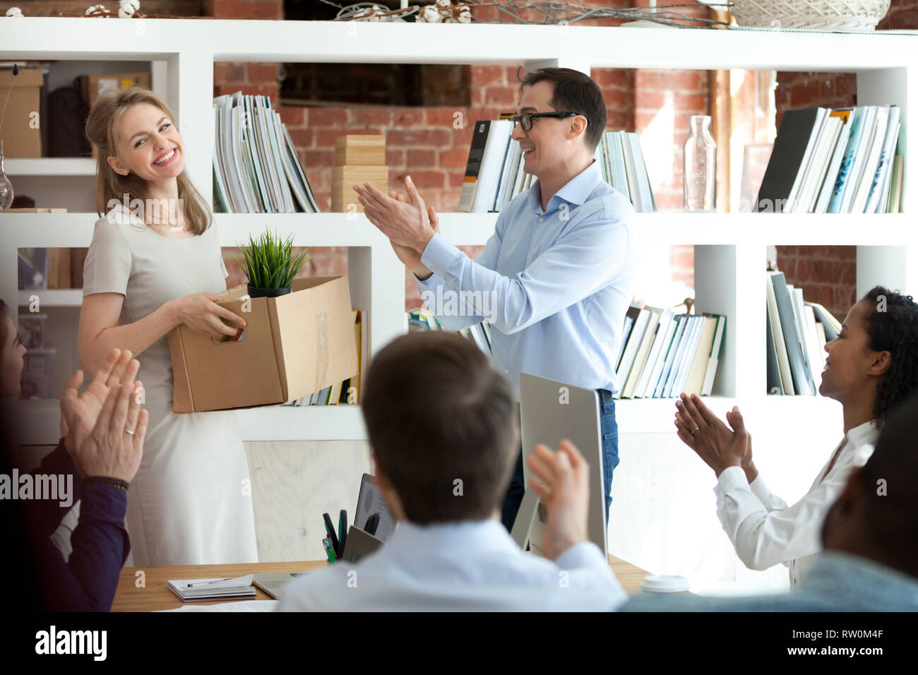 Diverse Mitarbeiter Händeklatschen einladende Begrüßung neuer Mitarbeiter Stockfoto