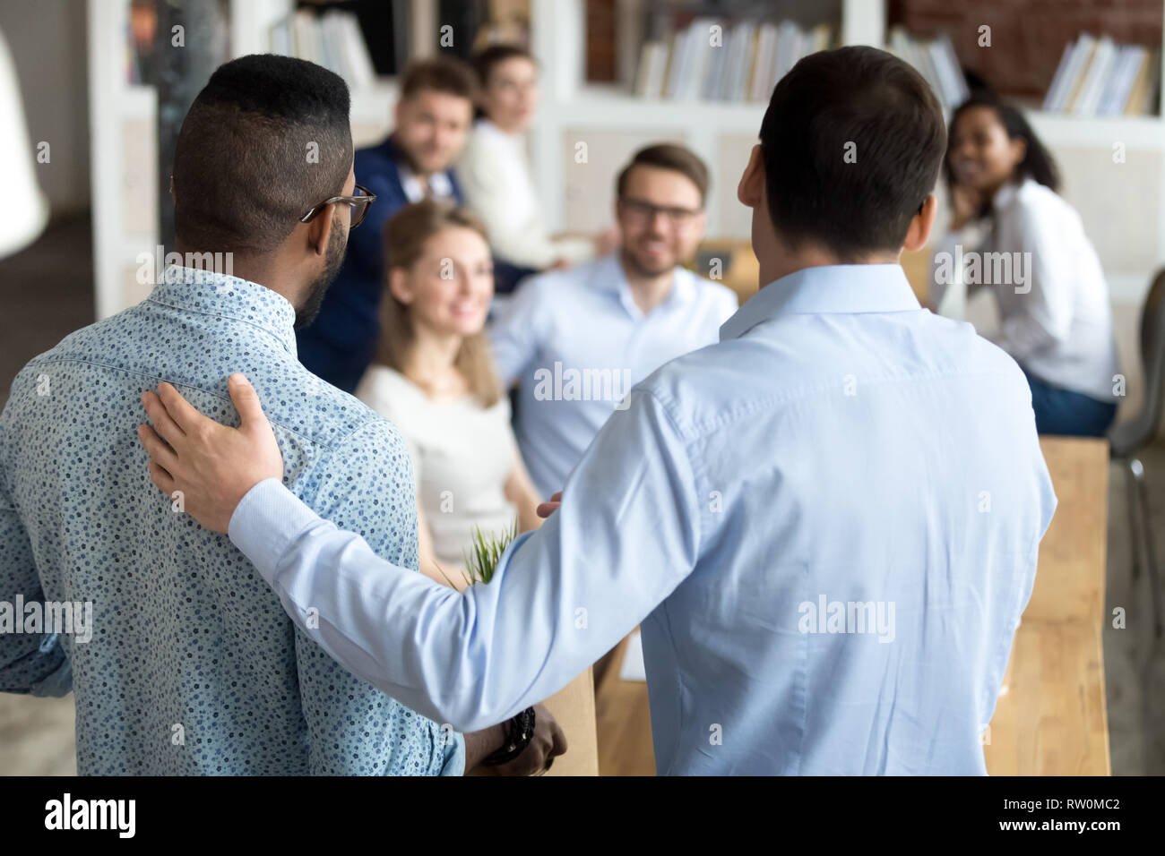 Boss schwarze neuen Arbeitnehmers zu Kollegen Stockfoto