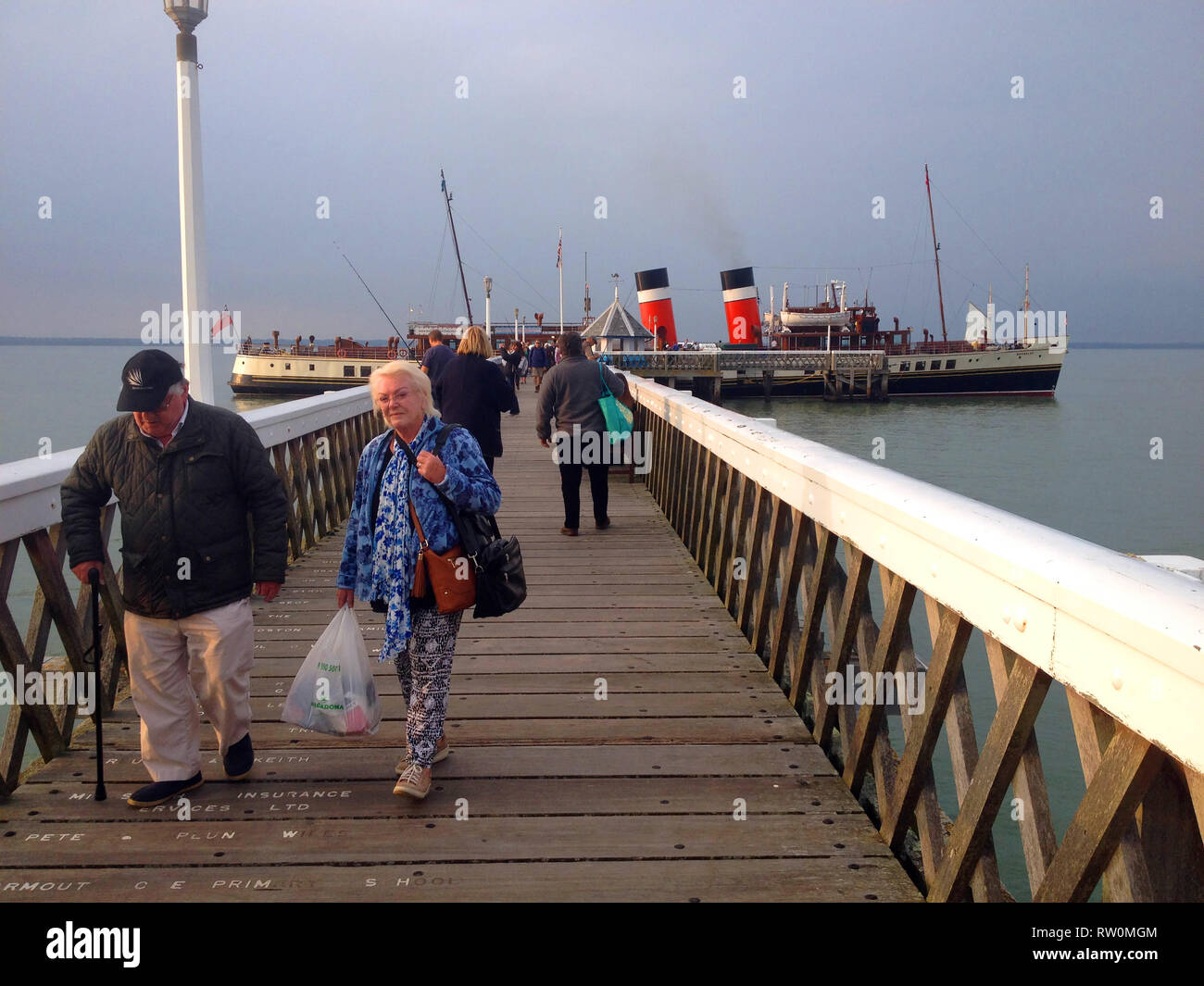 Die Nadeln, Aussicht, Südküste, Yarmouth, Raddampfer, PS, Waverley, auf Exkursion, Reise, rund, der, Isle of Wight, Stockfoto