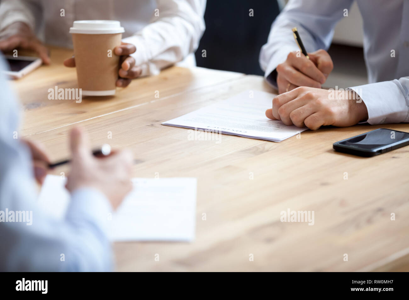 Nahaufnahme, Hände von Geschäftspartnern unterzeichnen Vertrag Stockfoto