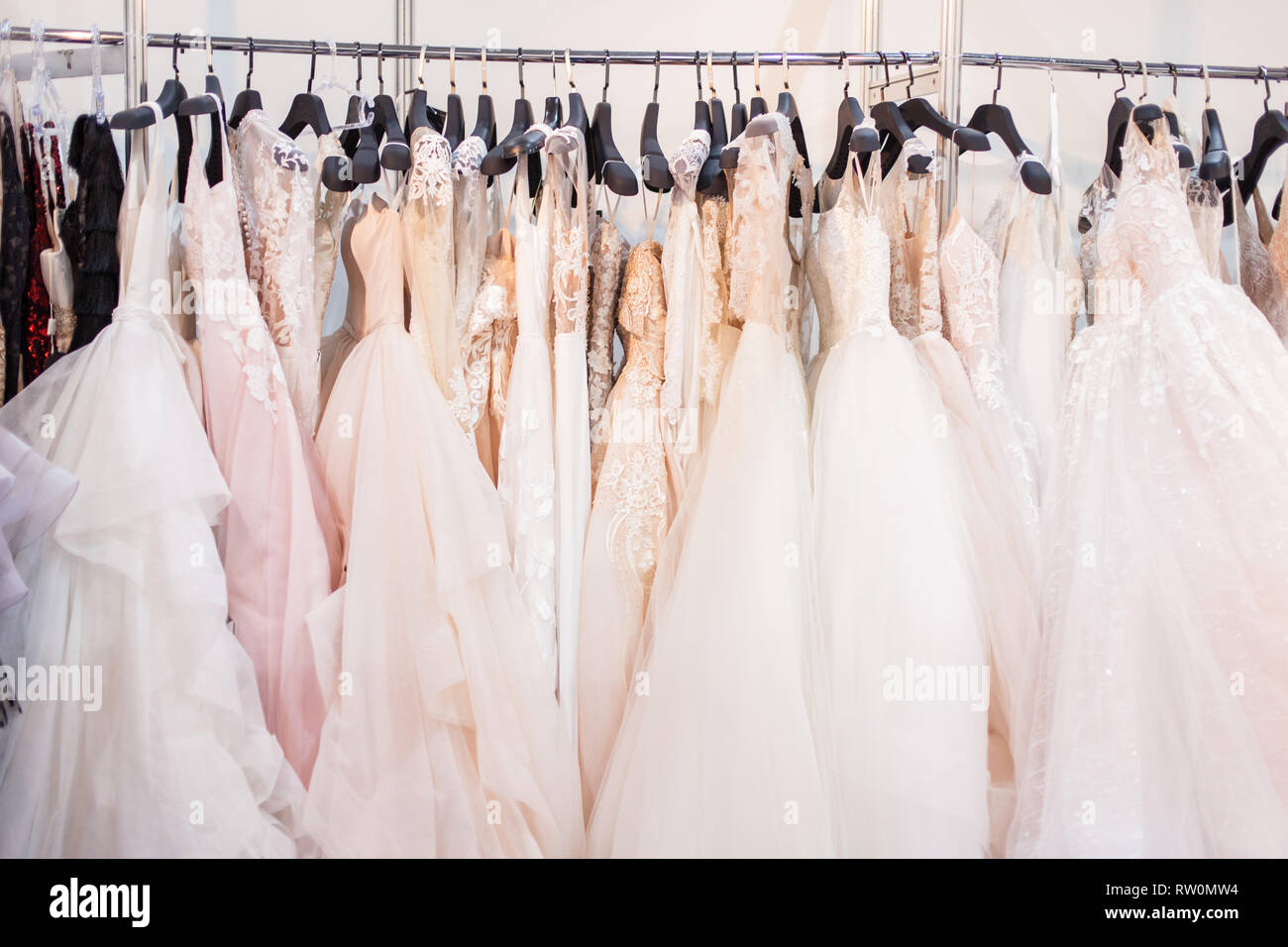 Mit vielen schönen Brautkleider im Showroom stehen. Stockfoto
