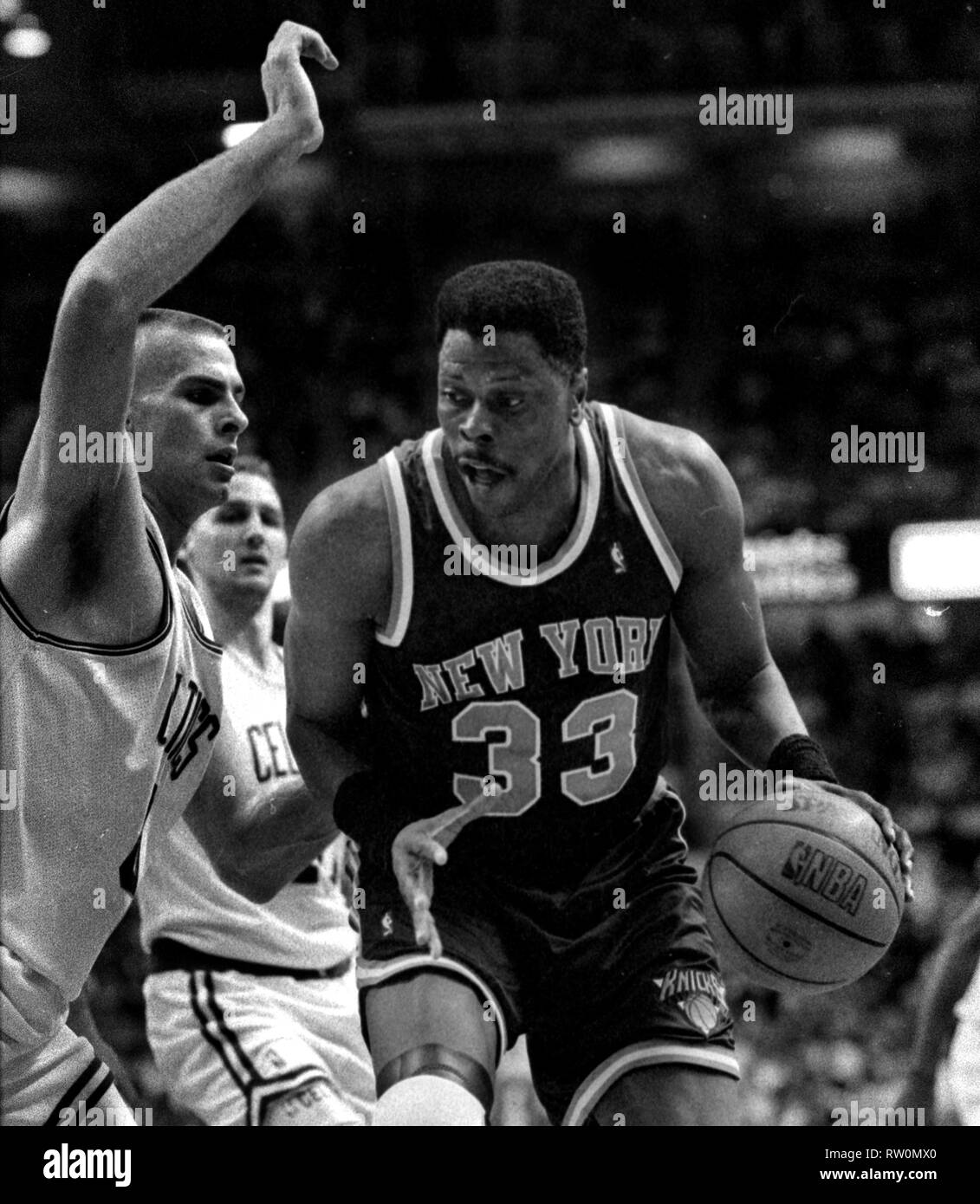 New York Knicks von Patrick Ewing und Boston Celtics Eric Montross Spiel gegen die Boston Celtics im Fleet Center in Boston, Ma USA März 8,1995 Foto von Bill belknap Stockfoto