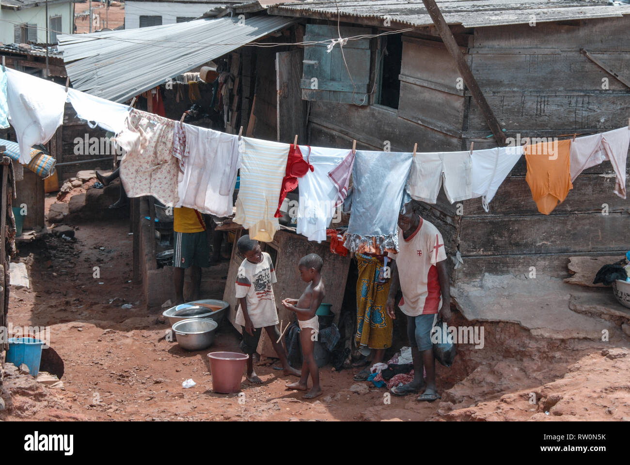 Ein Foto von einer Familie Trocknen von Kleidung außerhalb in Ihrem Haus in einem Slum Vorort von der Küstenstadt Elmina, Ghana, Westafrika Stockfoto
