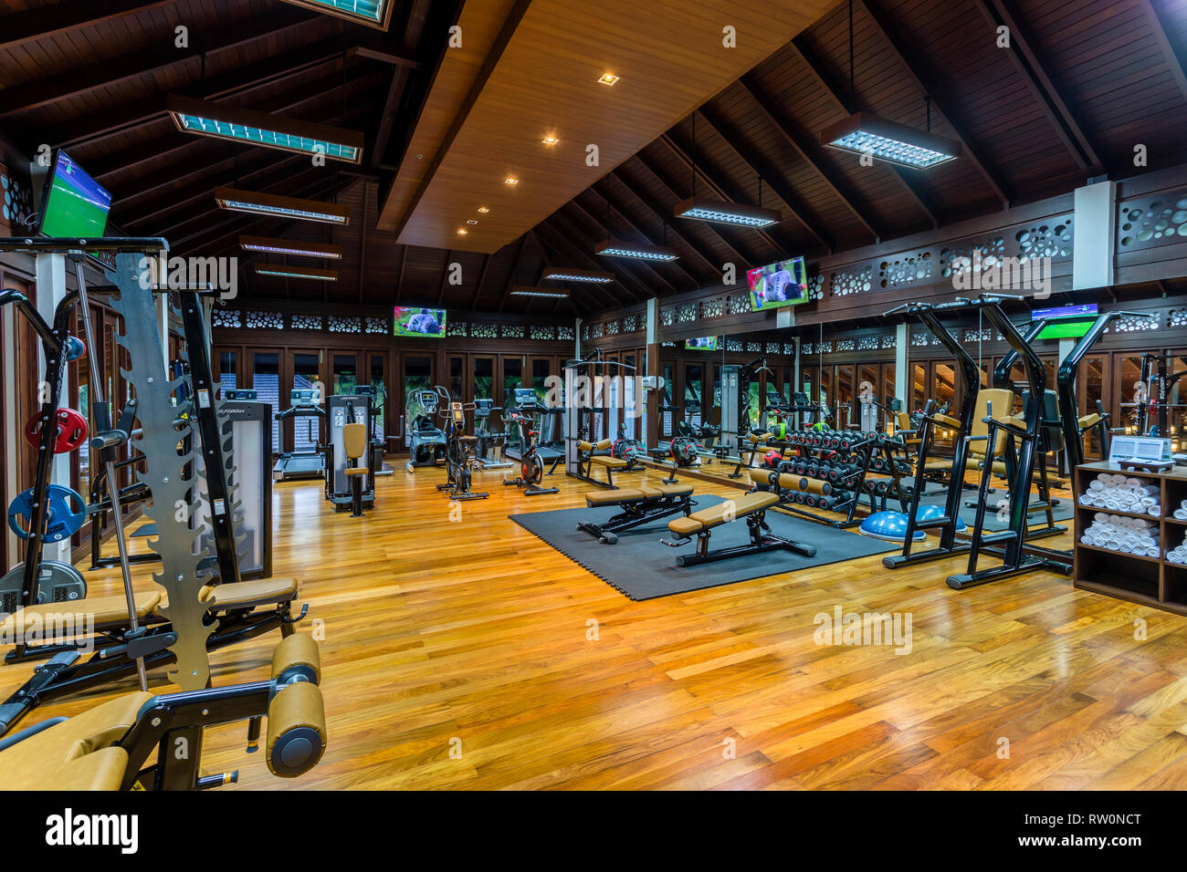 Marriot Hotel Resort ein Fitnesscenter und Health Club Innenraum mit Fitnessgeräten und Übung Maschine in Phuket, Thailand. Stockfoto