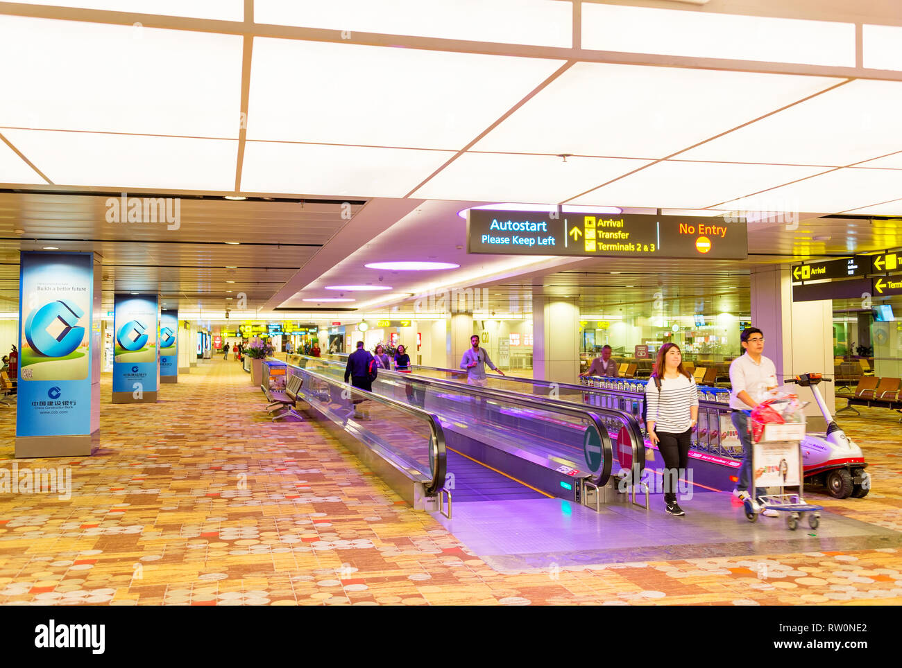 Singapur - Januar 16, 2017: Menschen bei travolator in Changi Airport Halle Stockfoto