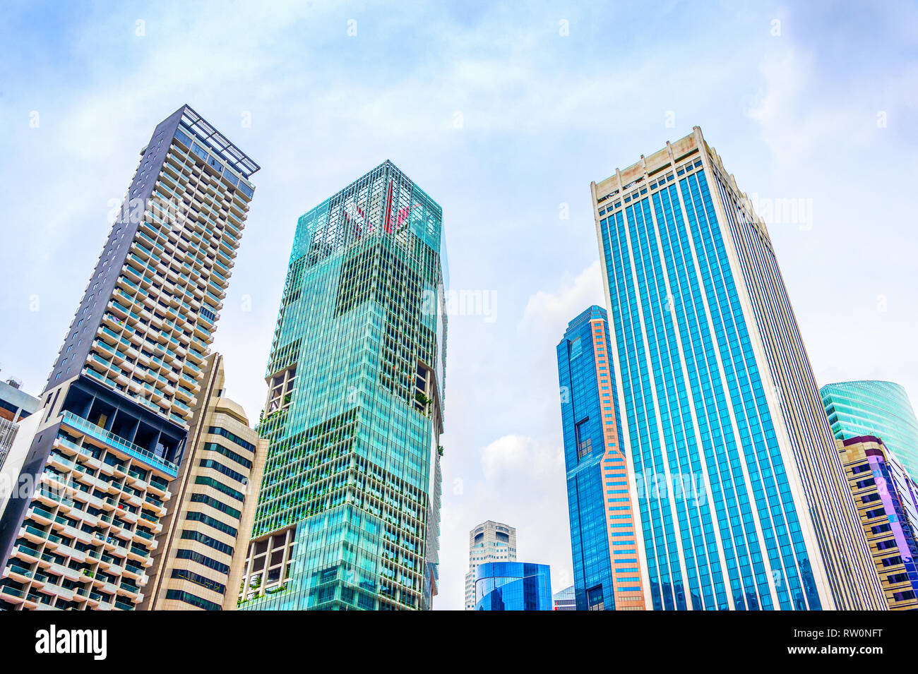 Gen Himmel Blick auf modernen Singapur skyscraper Gebäuden mit Glasfassaden unter schweren Wolken Stockfoto