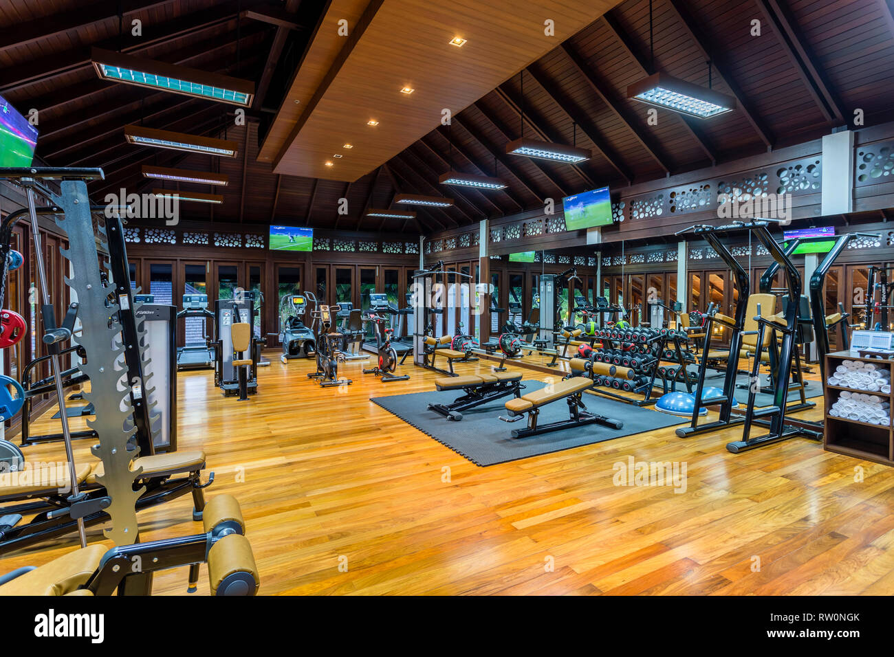 Marriot Hotel Resort ein Fitnesscenter und Health Club Innenraum mit Fitnessgeräten und Übung Maschine in Phuket, Thailand. Stockfoto