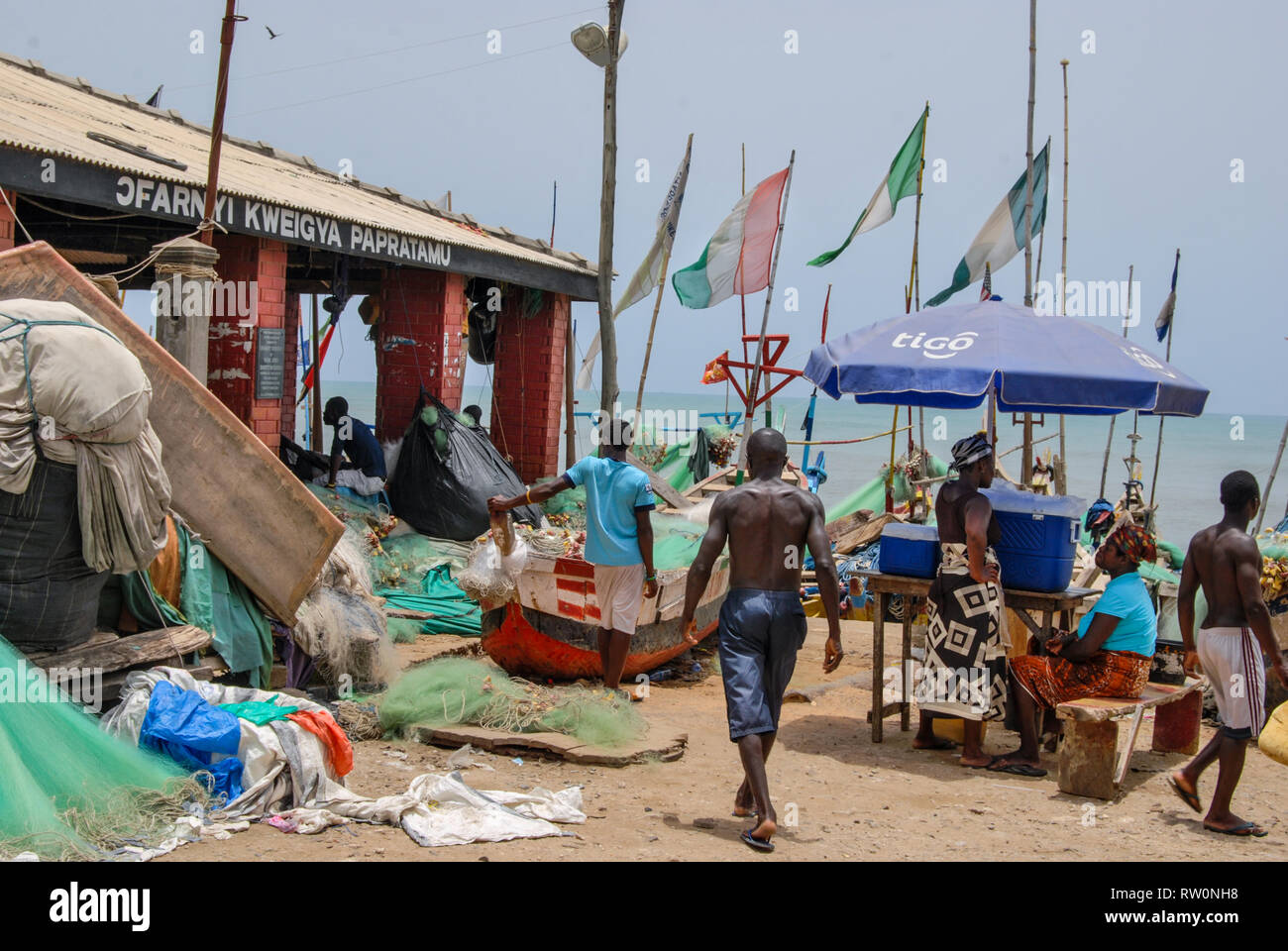 Ein schönes Foto einer geschäftigen Fischereihafen in Elmina, Ghana. Stockfoto