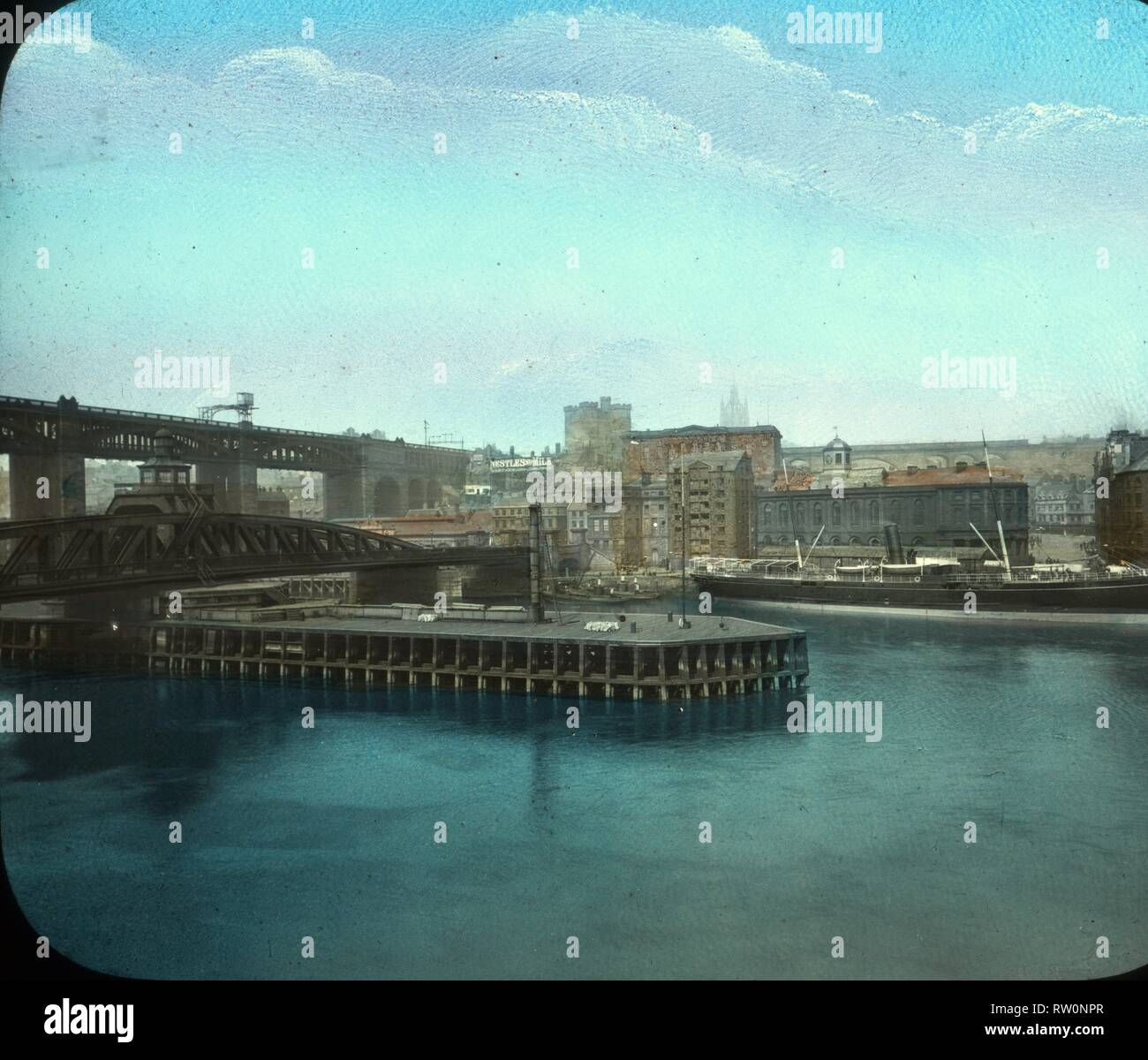 Newcastle upon Tyne. Bild von George Washington Wilson, der Swing Bridge und hohe Brücke überspannt den Fluss Tyne. Hand gefärbt, magische Laterne schieben. Stockfoto