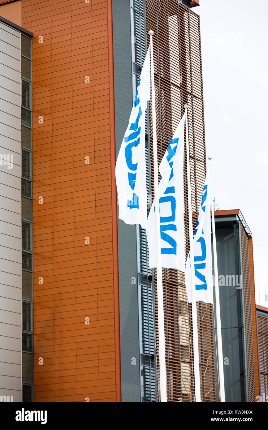 ESPOO, Finnland - 03. MÄRZ 2019: Weiße Fahnen mit Nokia Firma Wave in Wind in Nokia Campus in Espoo, Finnland Stockfoto