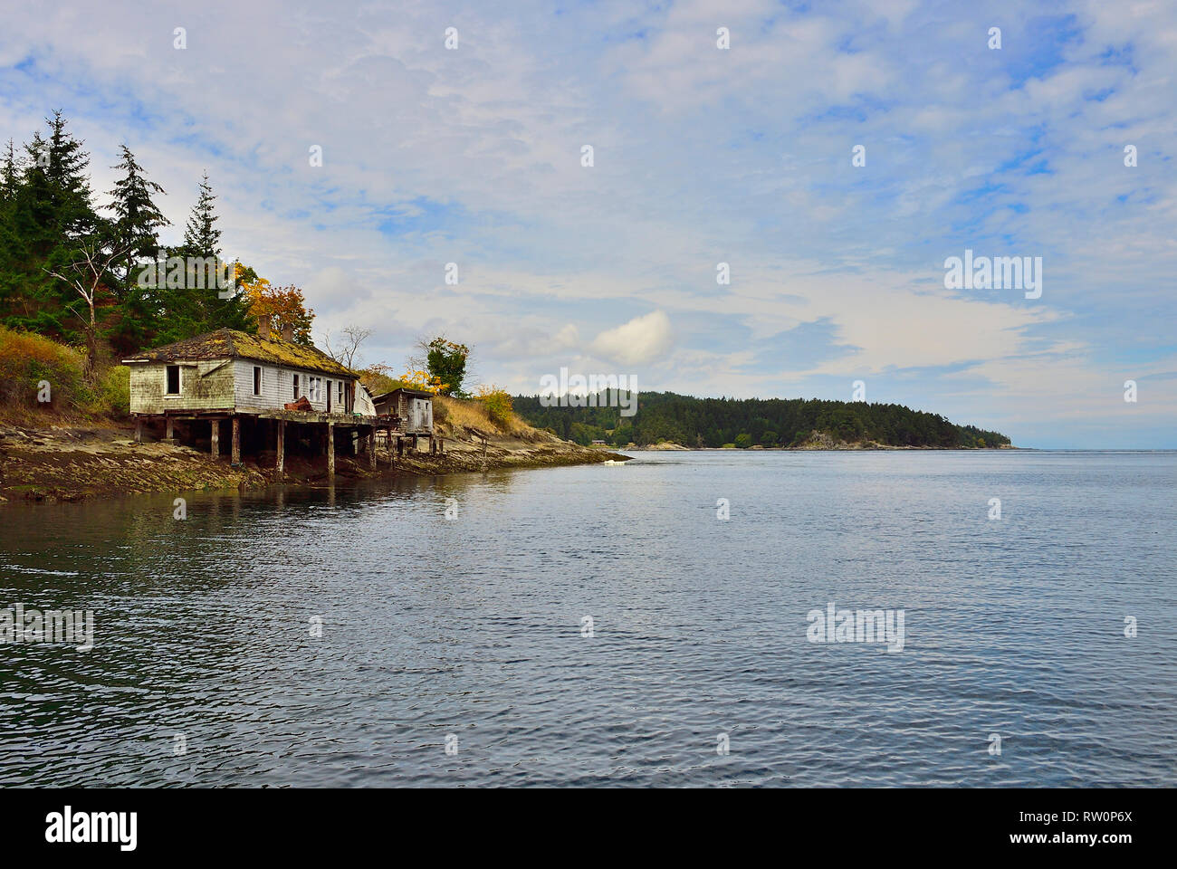 Ein heruntergekommenes Gebäude auf Pole an einem Punkt hinausragende in die Straße von Georgia an der Ostküste von Vancouver Island, British Columbia Kanada gelegen Stockfoto