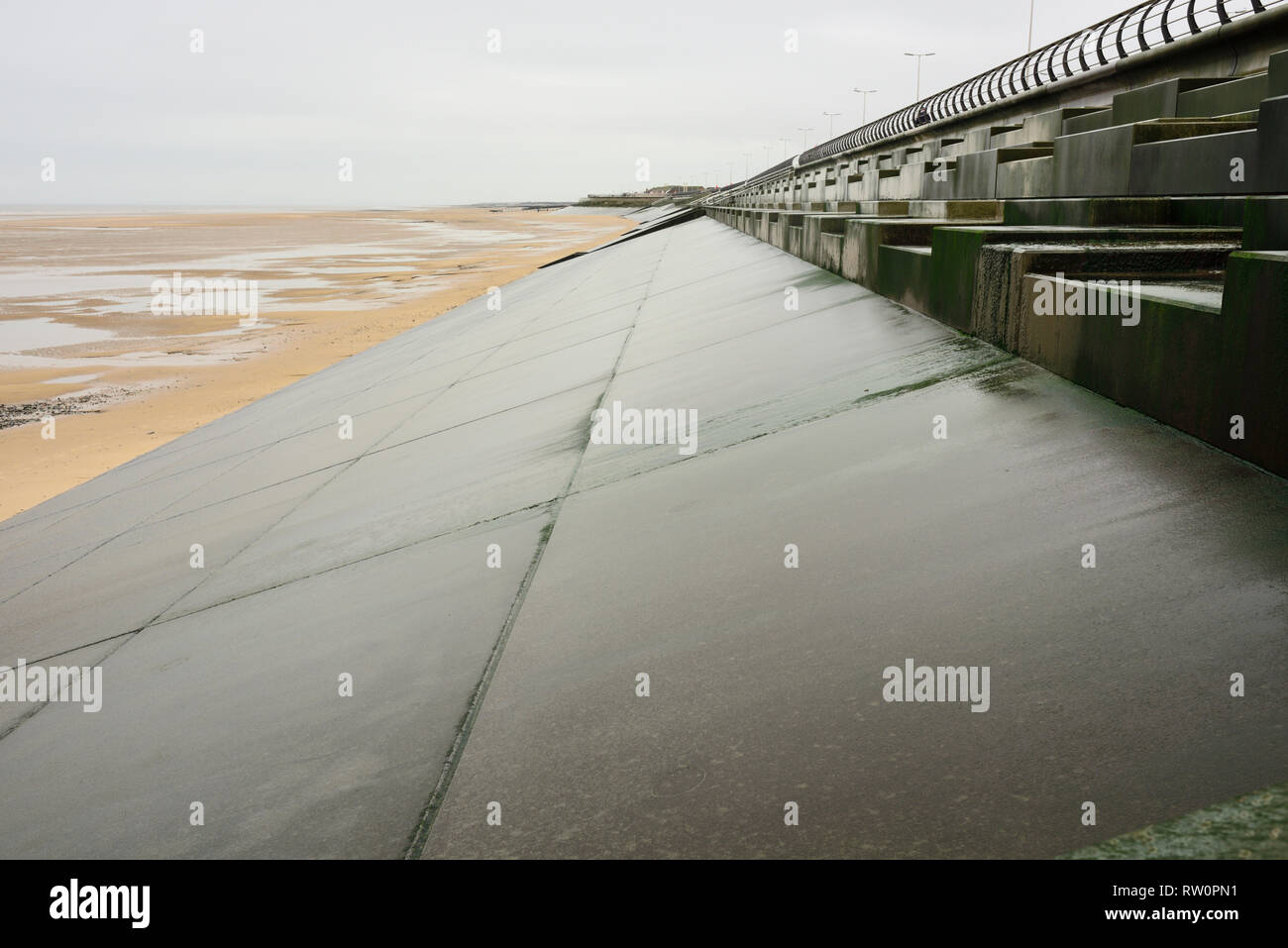 Betonabfälle und Wellenbrecher Einheiten, nasse Oberfläche, Anchorsholme Küste Schutzsystem, Sea Wall Blackpool, fylde Küste in lancashire uk Stockfoto