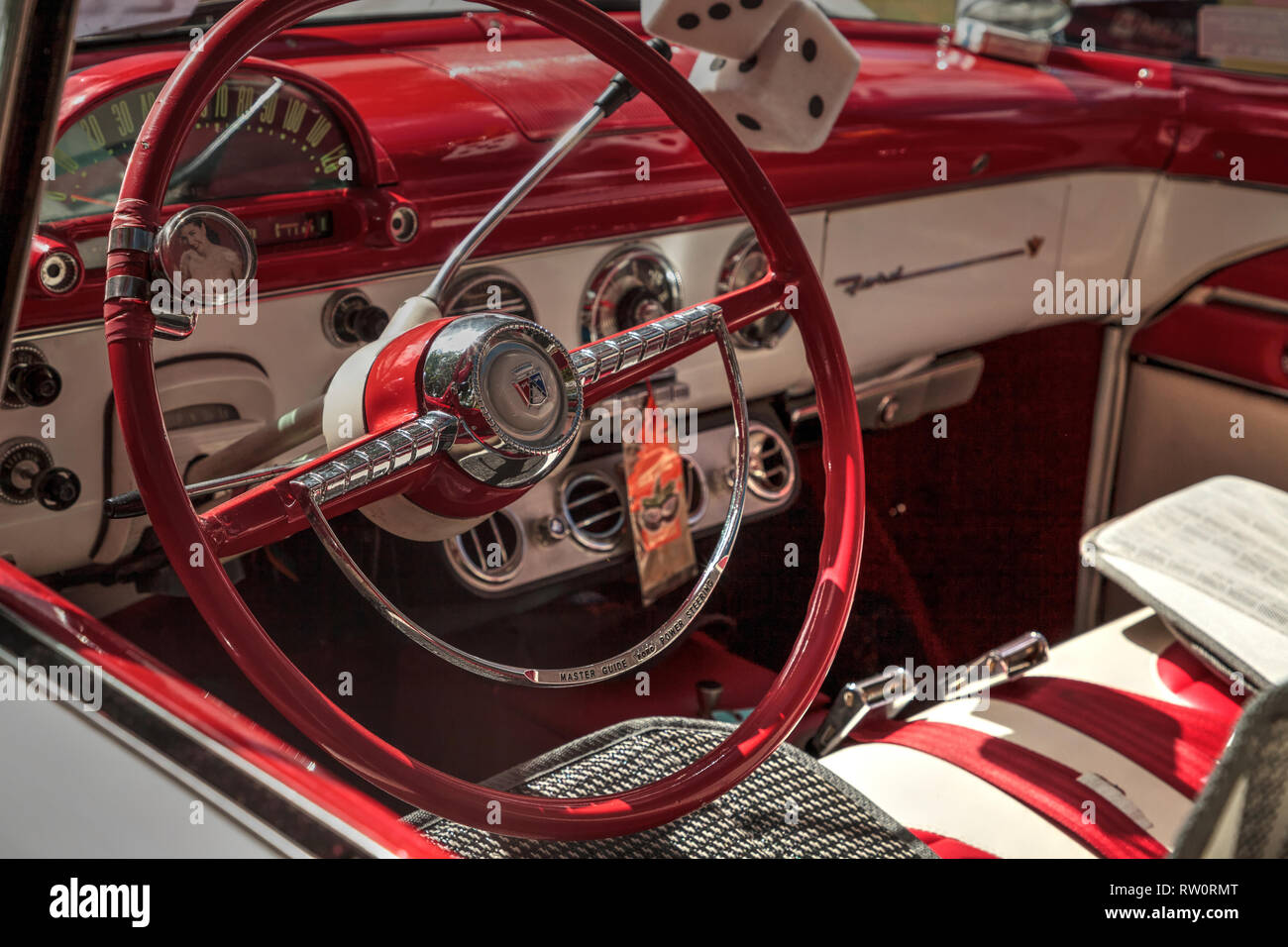 Estero, Florida, USA - 23. Februar 2019: Rote und Weiße 1955 Ford Crown Victoria Skyliner am 10. jährlichen Classic Car und Handwerk zeigen an historischen K Stockfoto