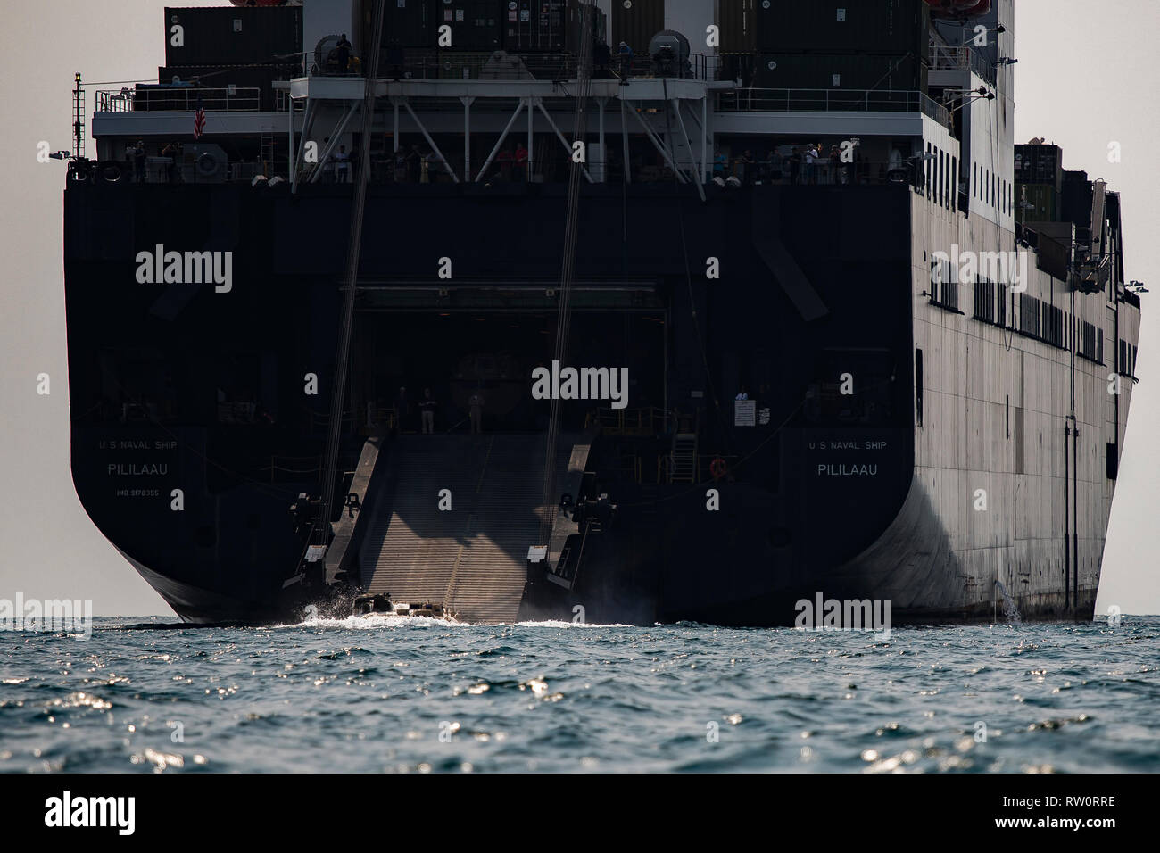 Us-Marines mit Bataillon Landung Team 1/4, aus dem maritimen Vorpositionierung Kraft Schiff entladen, die U.S.N.S. (Pililaau TAKR-304), 10. Februar 2019, in der sich das Königreich Thailand. Die amphibisches Fahrzeuge als Teil von Cobra Gold 19 zur Unterstützung der Bekämpfung der Logistik Regiment 3 entladen. (U.S. Marine Corps Foto von Cpl. Jamin M. Powell) Stockfoto
