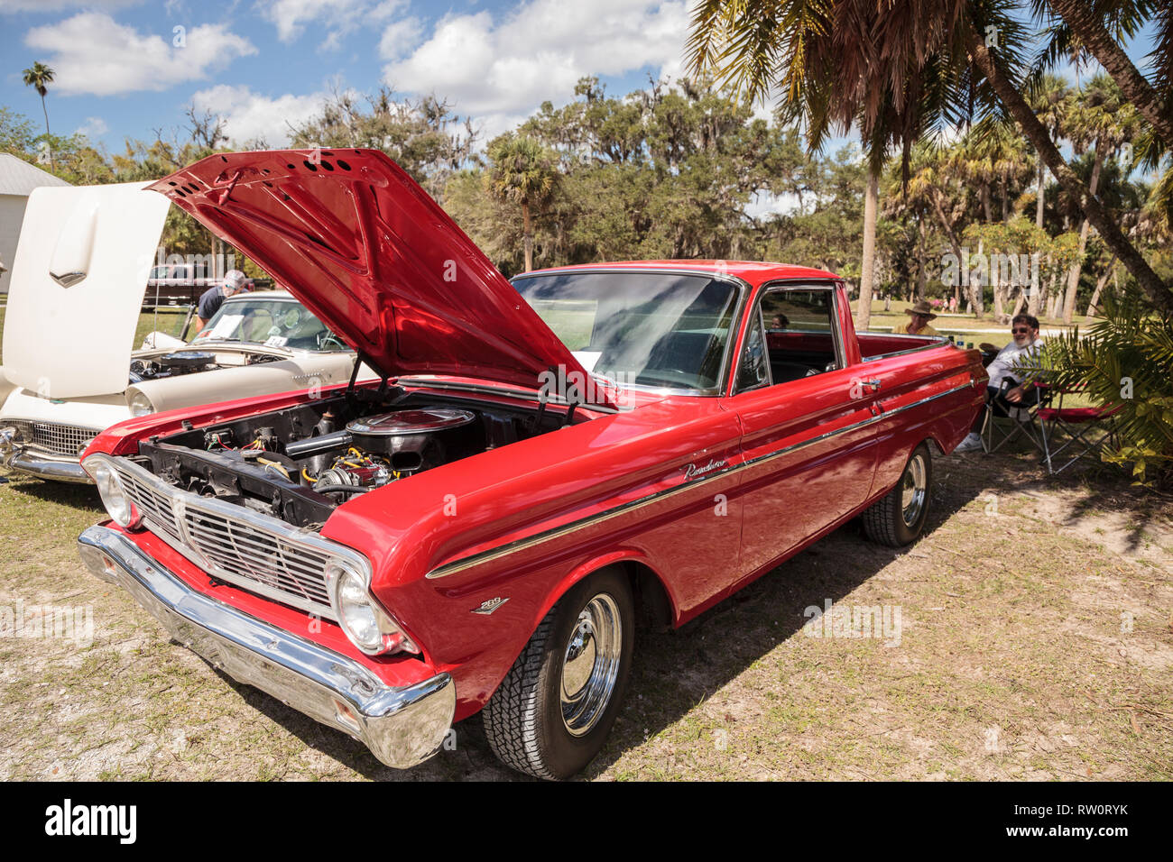 Estero, Florida, USA - 23. Februar 2019: Rot 1967 Ford Ranchero 289 Am 10. jährlichen Classic Car und Handwerk zeigen an historischen Koreshan State Park. Stockfoto