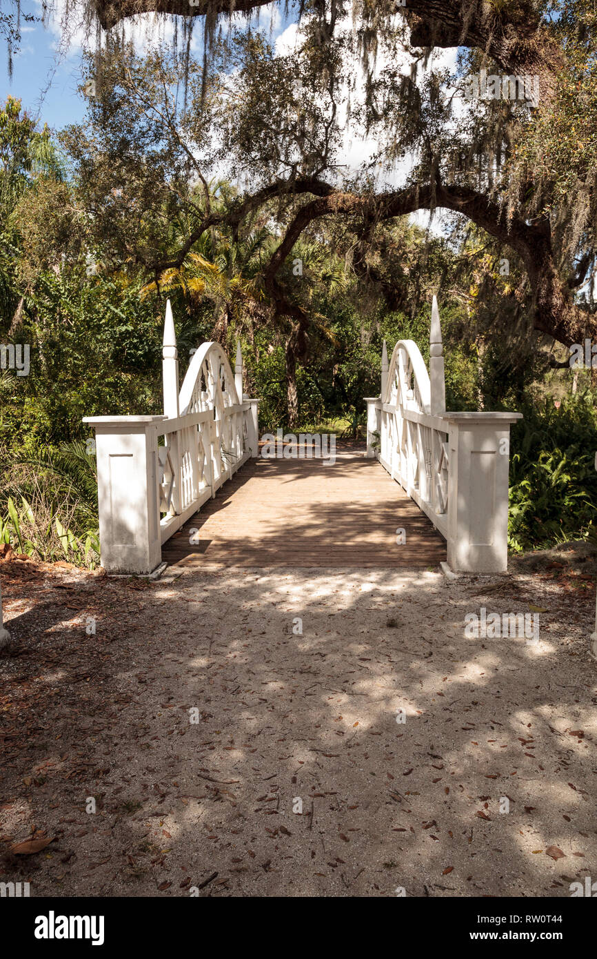 Estero, Florida, USA - 23. Februar 2019: alte Holzbrücke entlang der riverway an historischen Koreshan State Park. Stockfoto