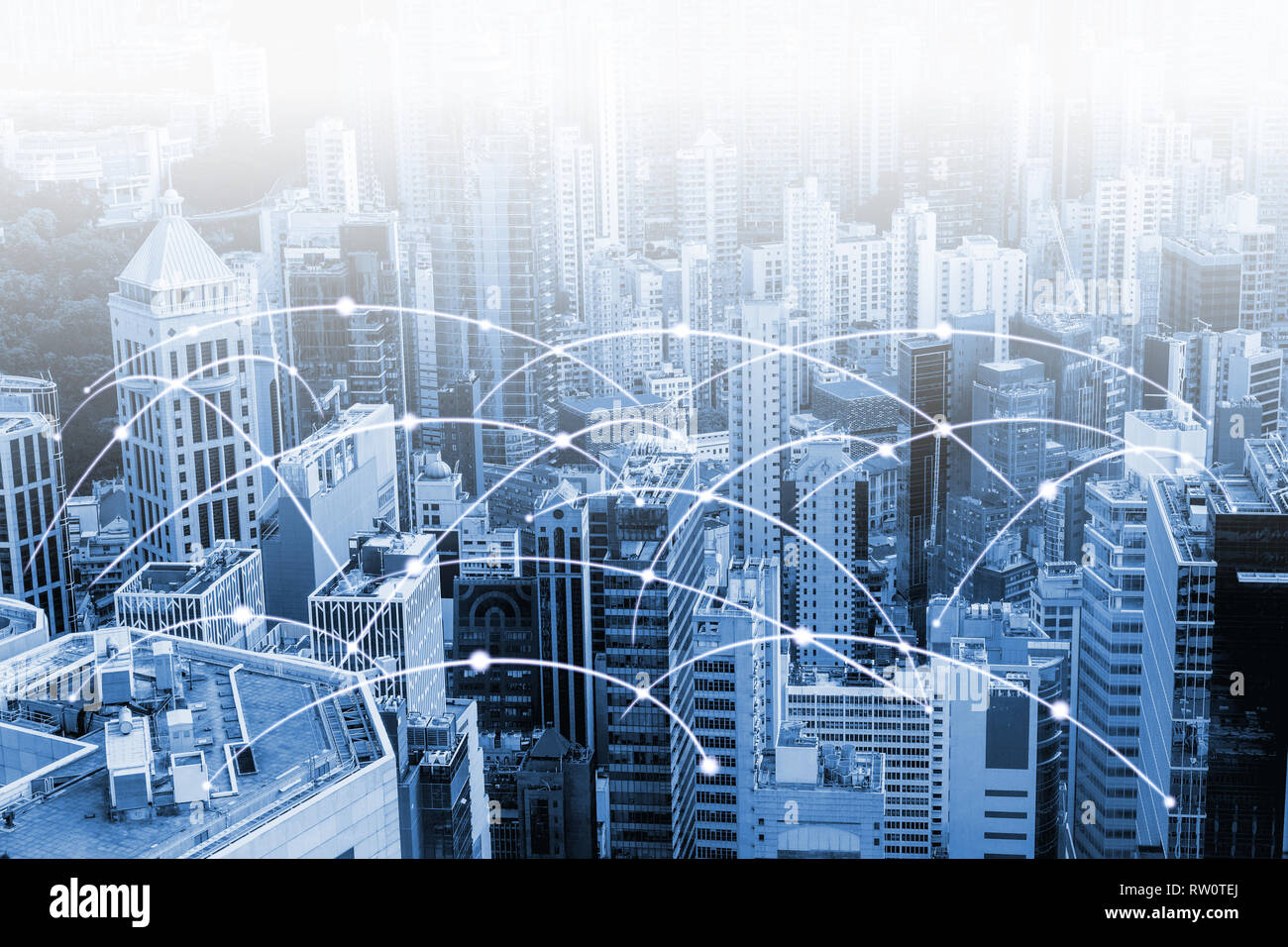 Moderne urbane Skyline mit hoher Geschwindigkeit Daten und der Kommunikation über das Internet Netzwerk. Konzept der Cyber Network in der grossen Stadt mit kopieren. Stockfoto