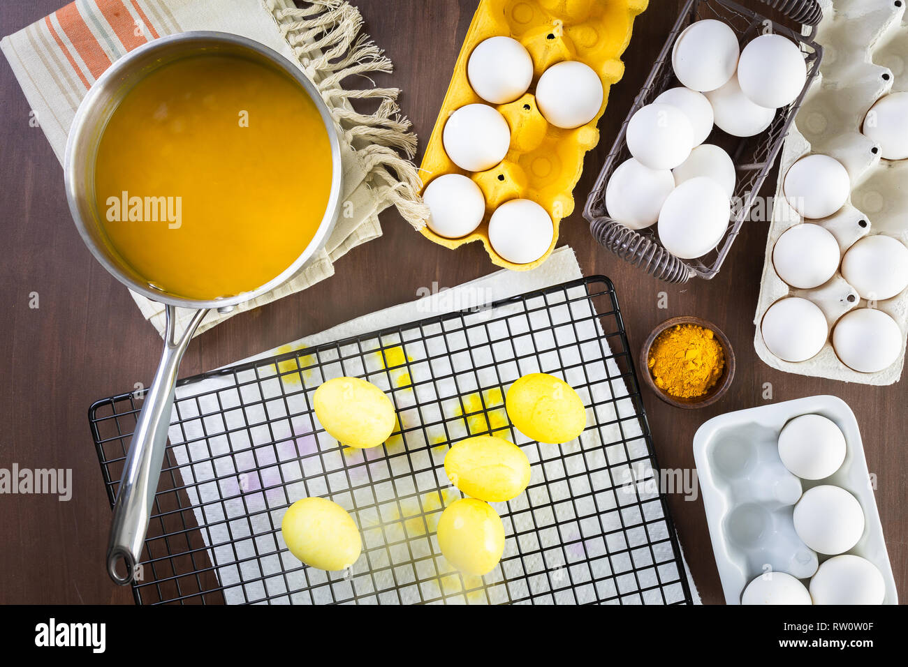 Flach. Färben Ostereier mit natürlichen Farbstoff Farben. Stockfoto