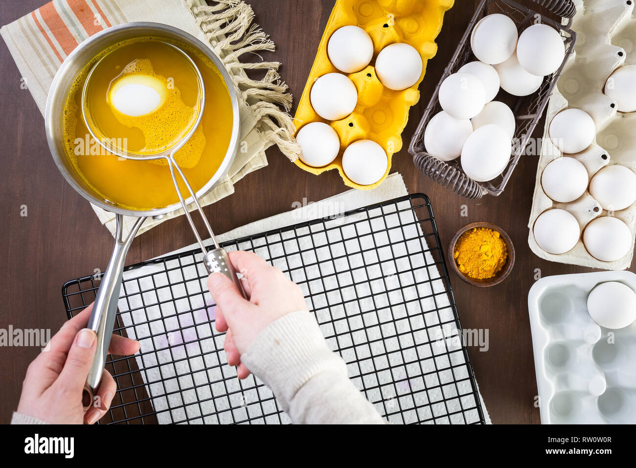 Flach. Färben Ostereier mit natürlichen Farbstoff Farben. Stockfoto