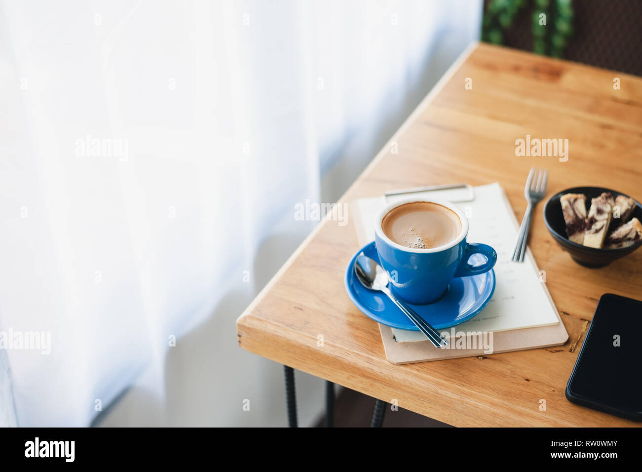 Abstrakte emotionale Szene von heißen Lange schwarze (Americano) in Blau Kaffeetasse auf dem Tisch im Cafe am Morgen Zeit. Wochenende Aktivität und Entspannung. Favorit Stockfoto