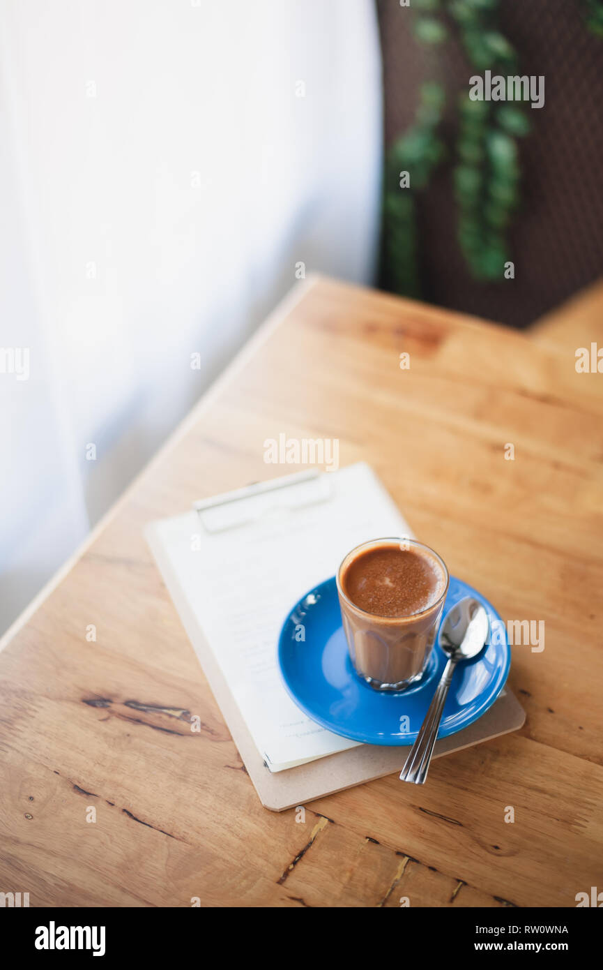 Abstrakte emotionale Szene an warmen Piccolo Latte in kleinen Kaffee Glas auf dem Tisch im Cafe am Morgen Zeit. Wochenende Aktivität und Entspannung. Favorit bevera Stockfoto