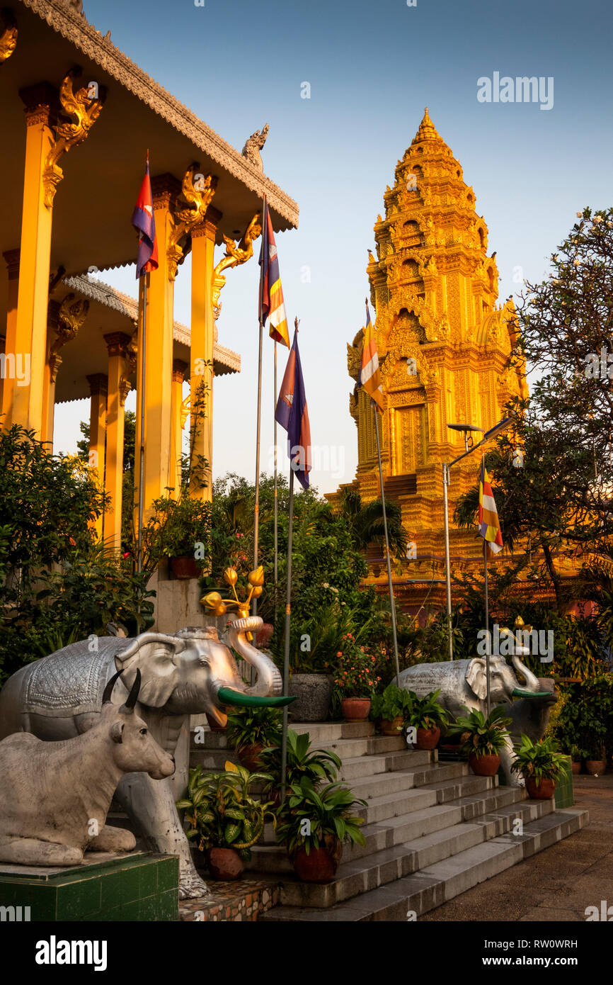 Kambodscha, Phnom Penh, Stadtzentrum, Wat Ounalom, goldenen Stupa cpntaining Augenbraue Reliquie des Buddha Stockfoto