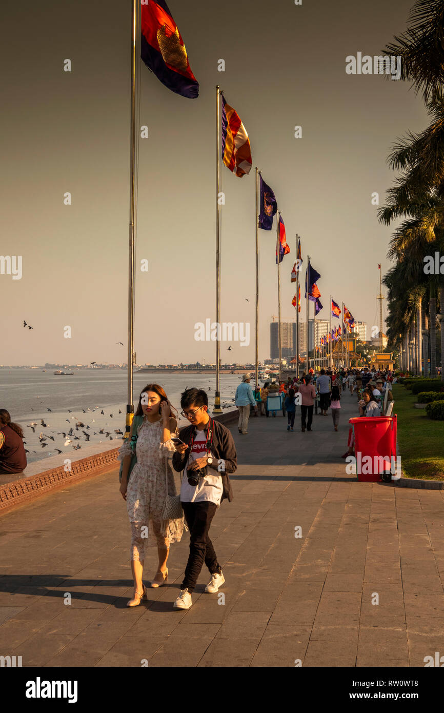 Kambodscha, Phnom Penh, Stadtzentrum, sisowath Quay, Besucher zu Fuß auf den Tonle Sap Fluss Promenade, am späten Nachmittag Stockfoto