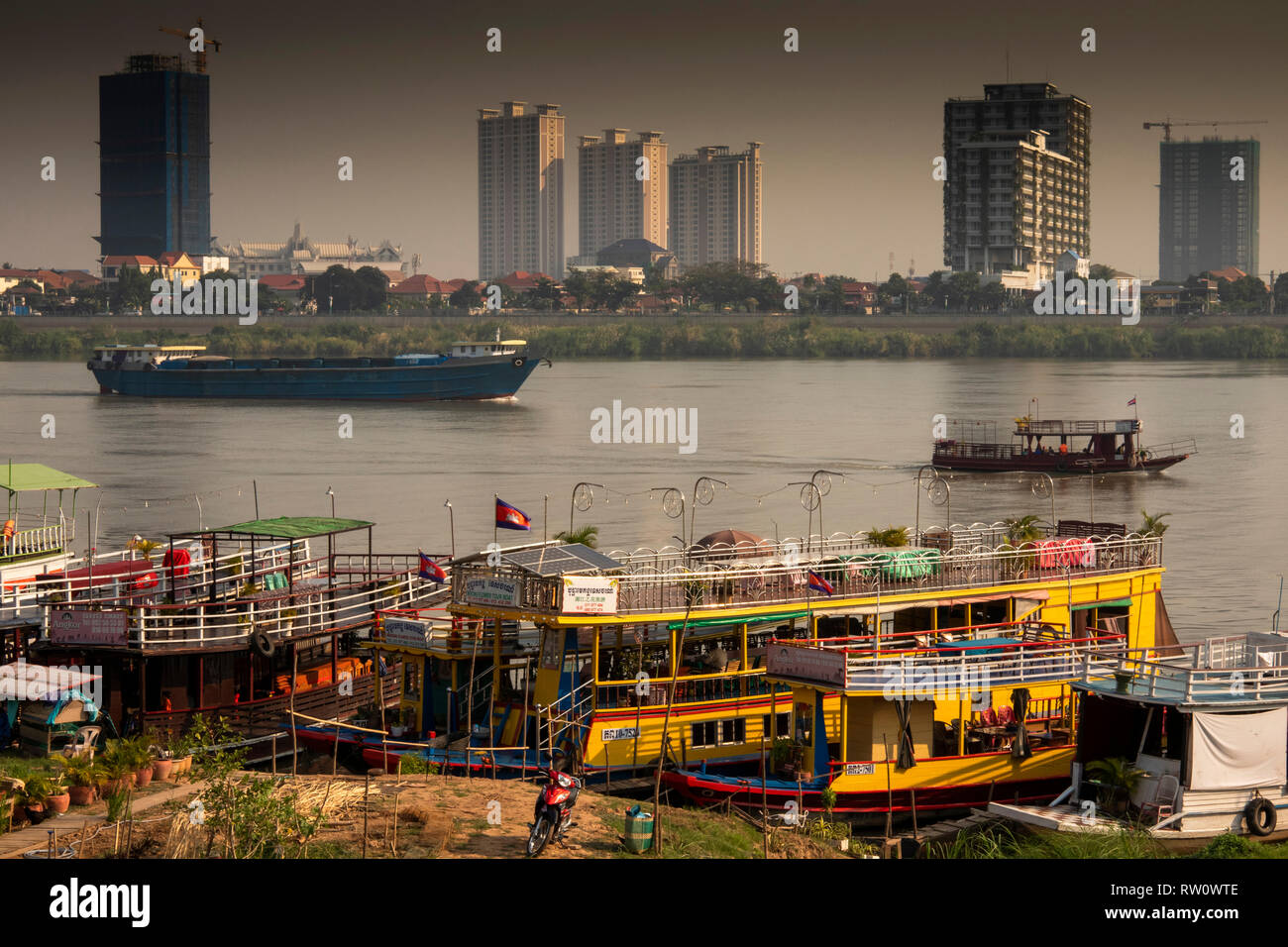 Kambodscha, Phnom Penh, Stadtzentrum, sisowath Quay, River Cruise Boote gefesselt am Flussufer Stockfoto