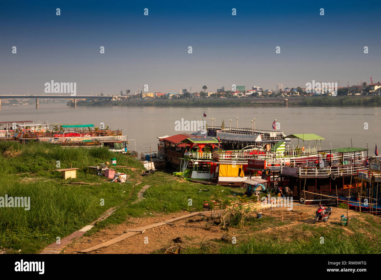 Kambodscha, Phnom Penh, Stadtzentrum, sisowath Quay, River Cruise Boote gefesselt am Flussufer in der Nähe von Chroy Changvar Brücke Stockfoto