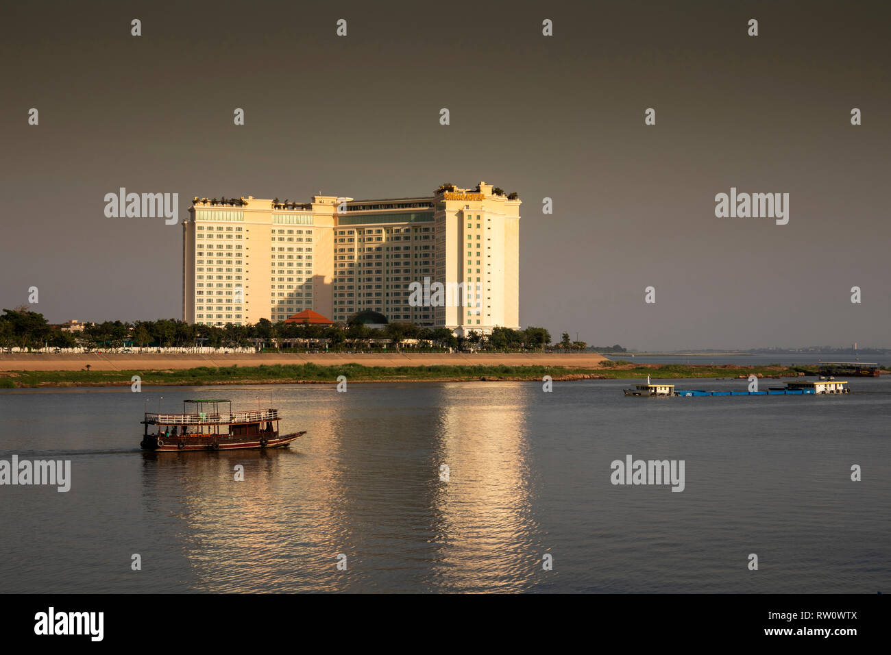 Kambodscha, Phnom Penh, Stadtzentrum, Sokha Phnom Penh Hotel und Residenz am Zusammenfluss von Tonle Sap und Mekong Fluss, am späten Nachmittag Stockfoto