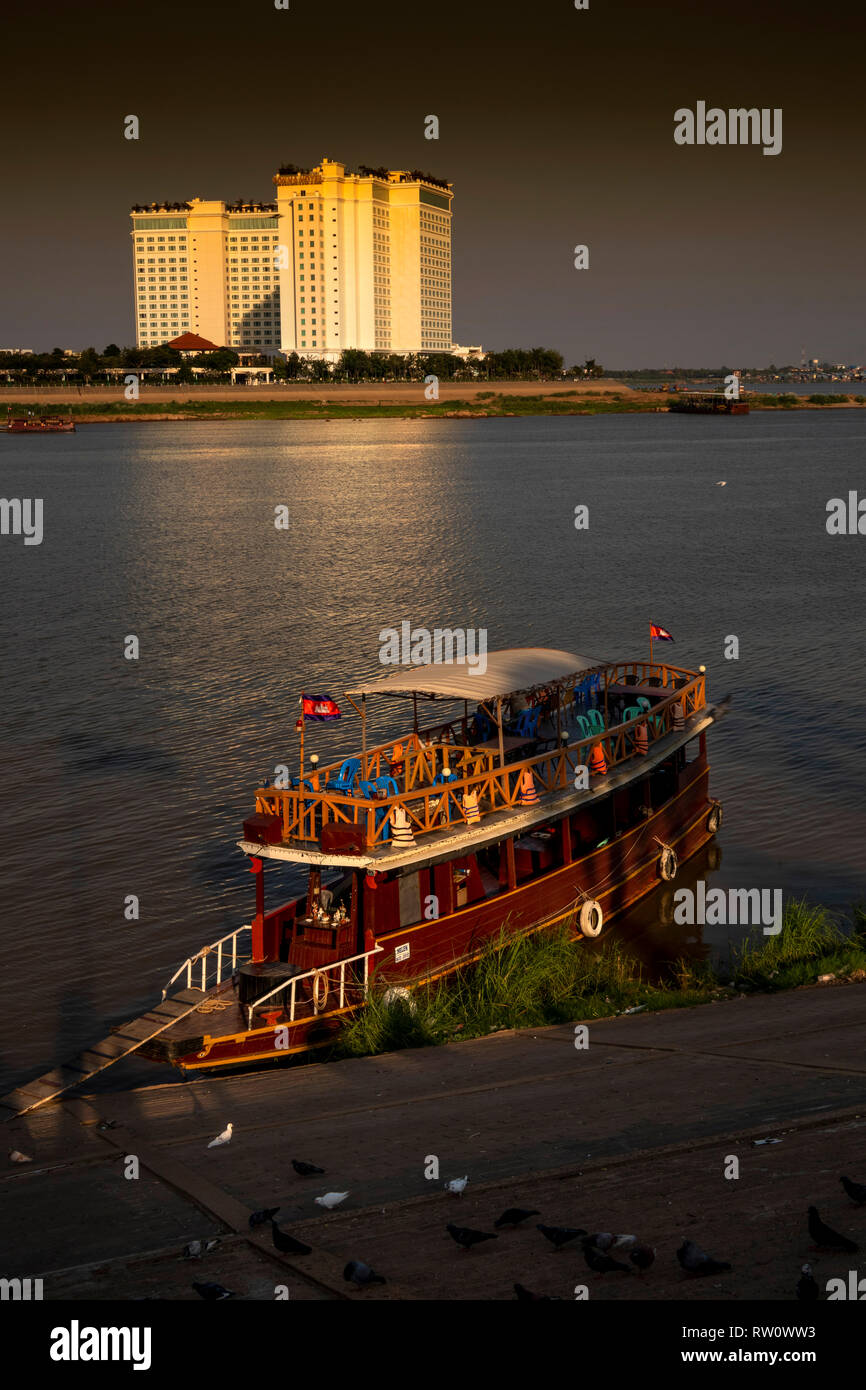 Kambodscha, Phnom Penh, Stadtzentrum, Sokha Phnom Penh Hotel und Residenz am Zusammenfluss von Tonle Sap und Mekong Fluss, am späten Nachmittag Stockfoto