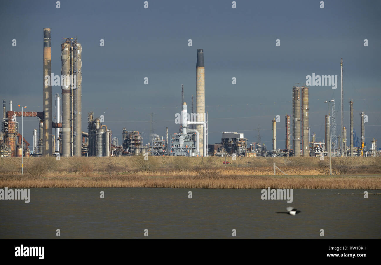Kamintürme und Industriekomplex in Teeside mit dunklem Himmel als Hintergrund Stockfoto