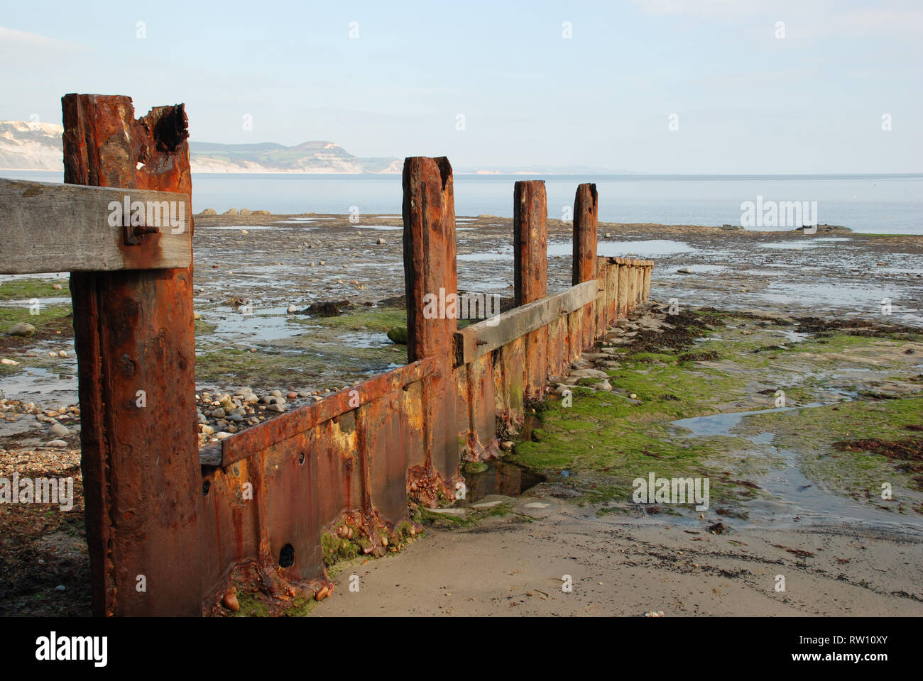 Verrostete Küstenrinne, die die Zerstörung im Laufe der Zeit zeigt Stockfoto