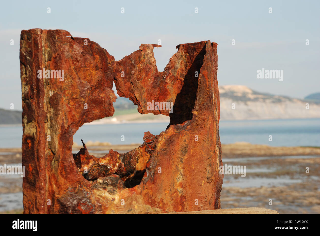 Verrostete Leiste an der Südküste zeigt deutlich die Oxidation, das Abblättern, die Verfärbung und die Zerstörung, die im Laufe der Zeit entstanden sind Stockfoto