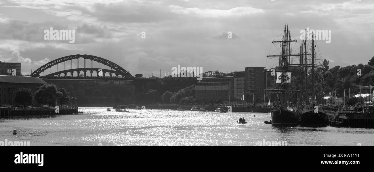 Monochromes Bild von hohen Schiffen in Port of Sunderland in Nord-Ost-England mit Wearmouth-Brücke nach links und Segelschiffen nach rechts Stockfoto