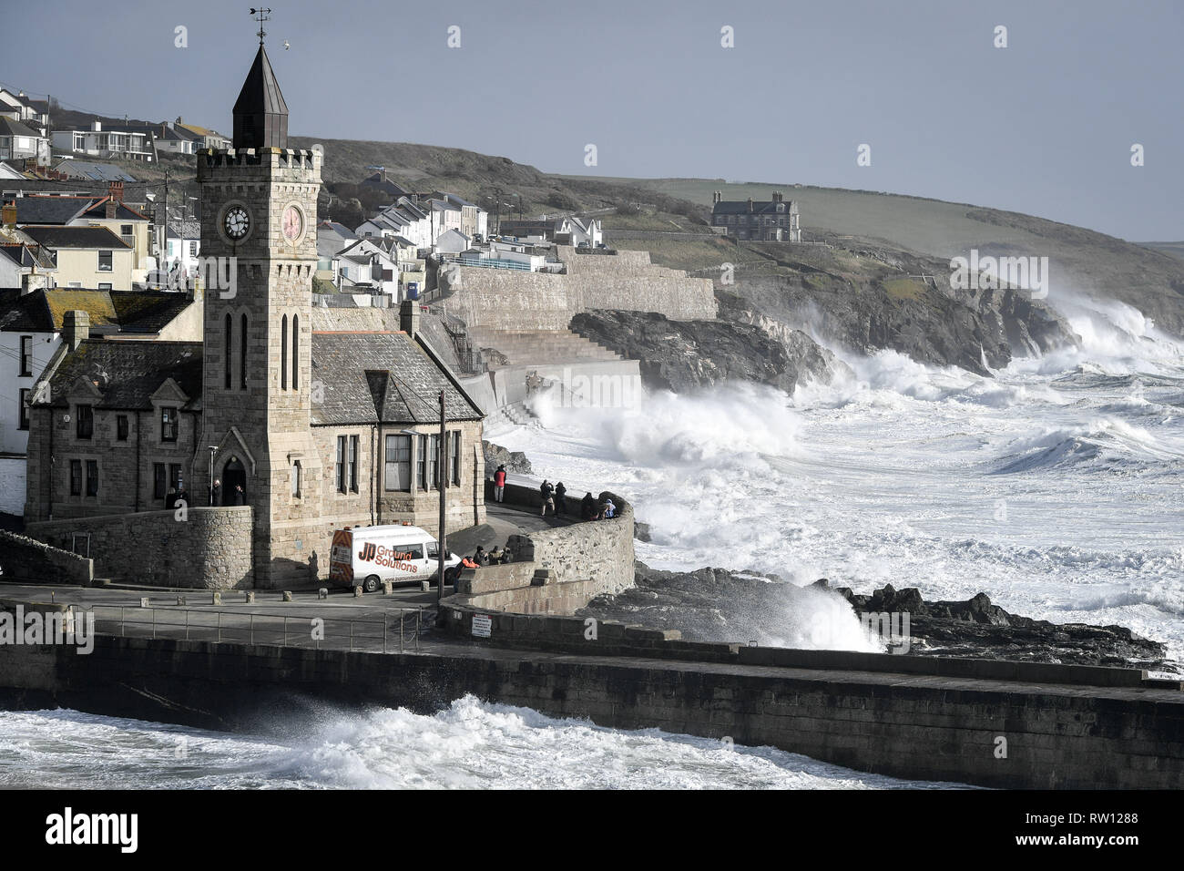 Wellen Teig die Küste von Camborne, Cornwall. Sturm Freya auf starken Winden von bis zu 80 mph, gefährlichen Bedingungen und Reisen Unterbrechung für England und Wales am Sonntag. Stockfoto