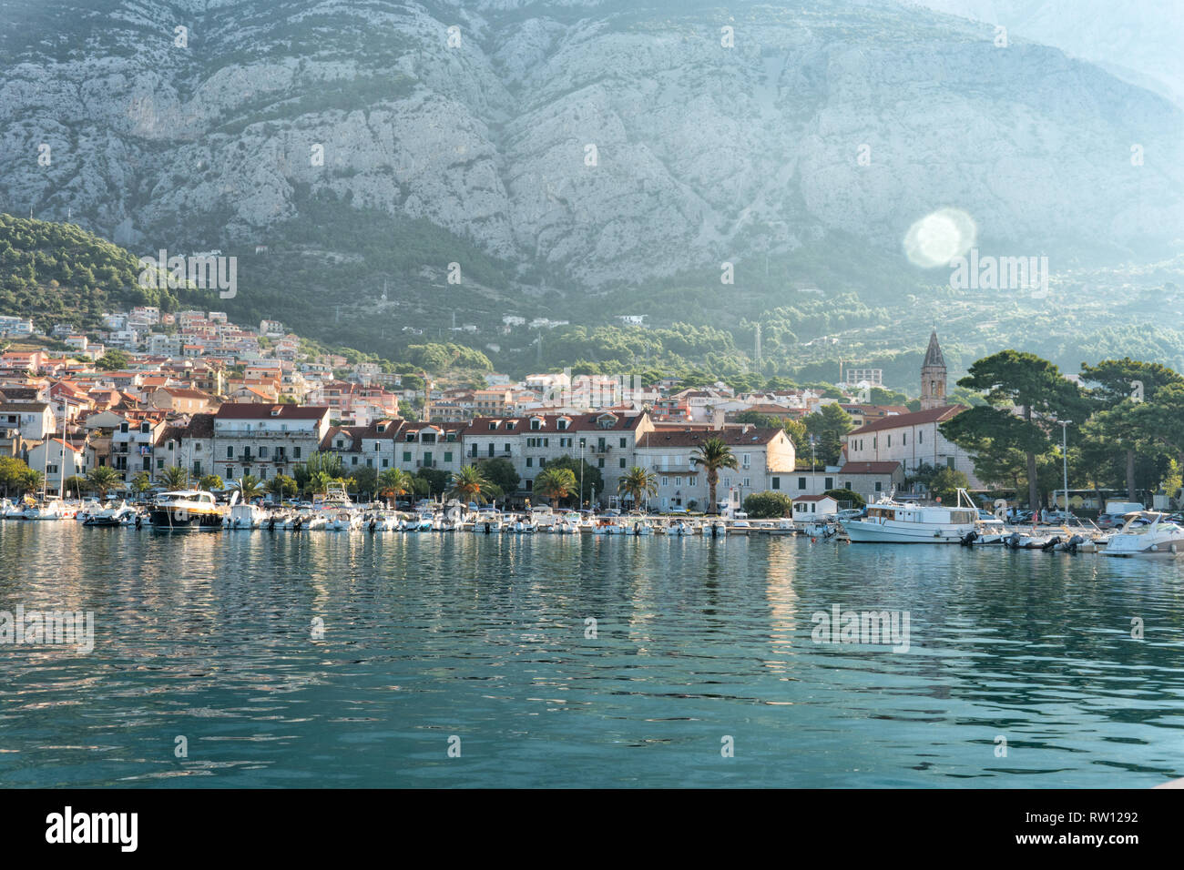 Blick auf den Hafen und mediterrane Stadt Makarska, Kroatien Stockfoto