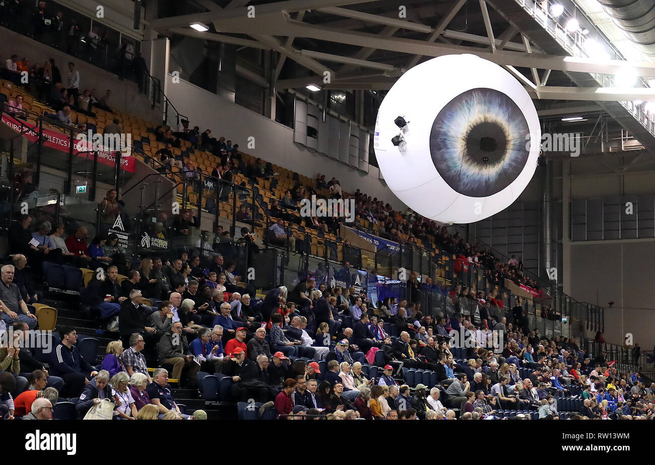 Eine Drohne fliegt über die Masse während Tag drei der Europäischen Indoor Leichtathletik WM im Emirates Arena, Glasgow. Stockfoto