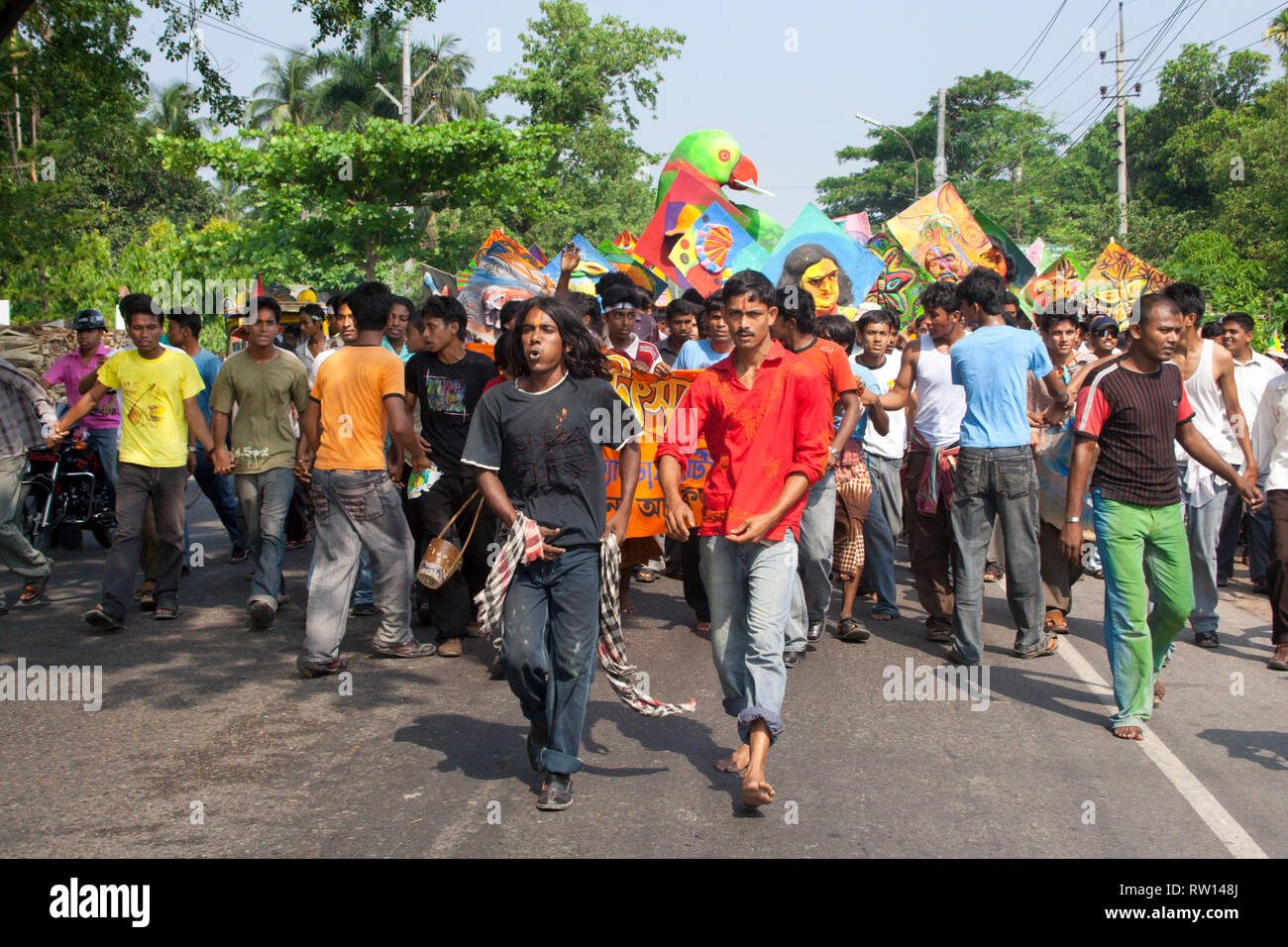 Eine bunte Kundgebung bringt aus der Khulna Art Collage heraus, um Pohela Boishakh, 1. Tag des Bangladeser Neujahrs, zu feiern. Khulna, Bangladesch Stockfoto