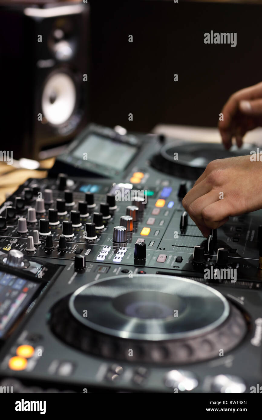Professioneller 4-Kanal DJ-Controller mit den Händen von DJ. Selektive konzentrieren. Stockfoto