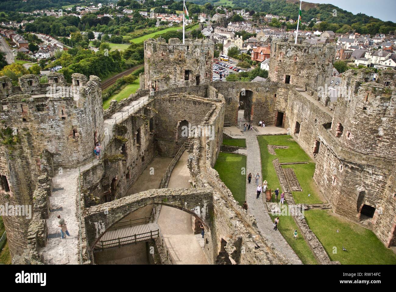 Ein Blick von einem Turm auf der Innenseite des Conwy Castle, Conwy, North Wales, UK Stockfoto